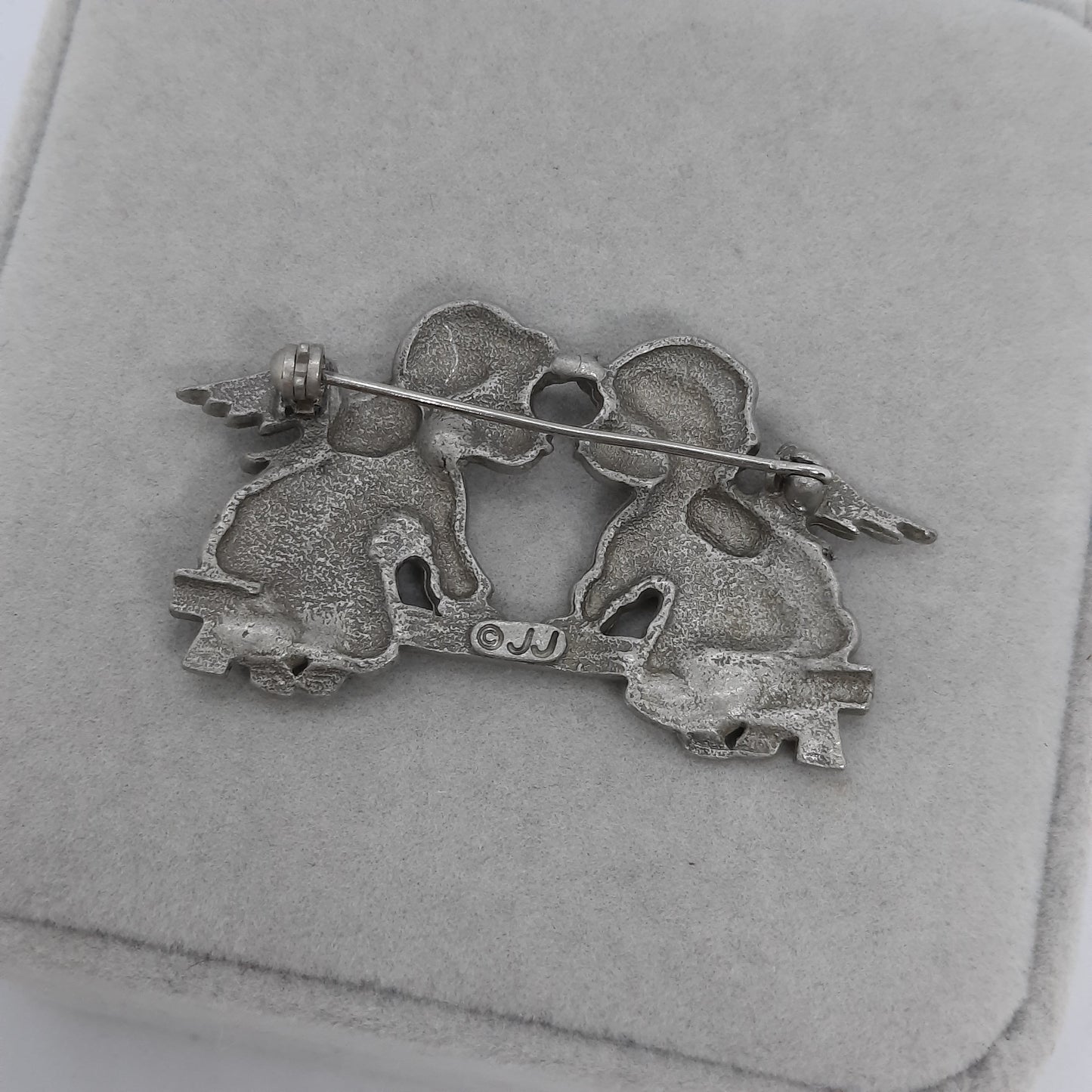 Vintage JJ pewter Kissing Angels brooch, Silver tone, couple of angels brooch pin