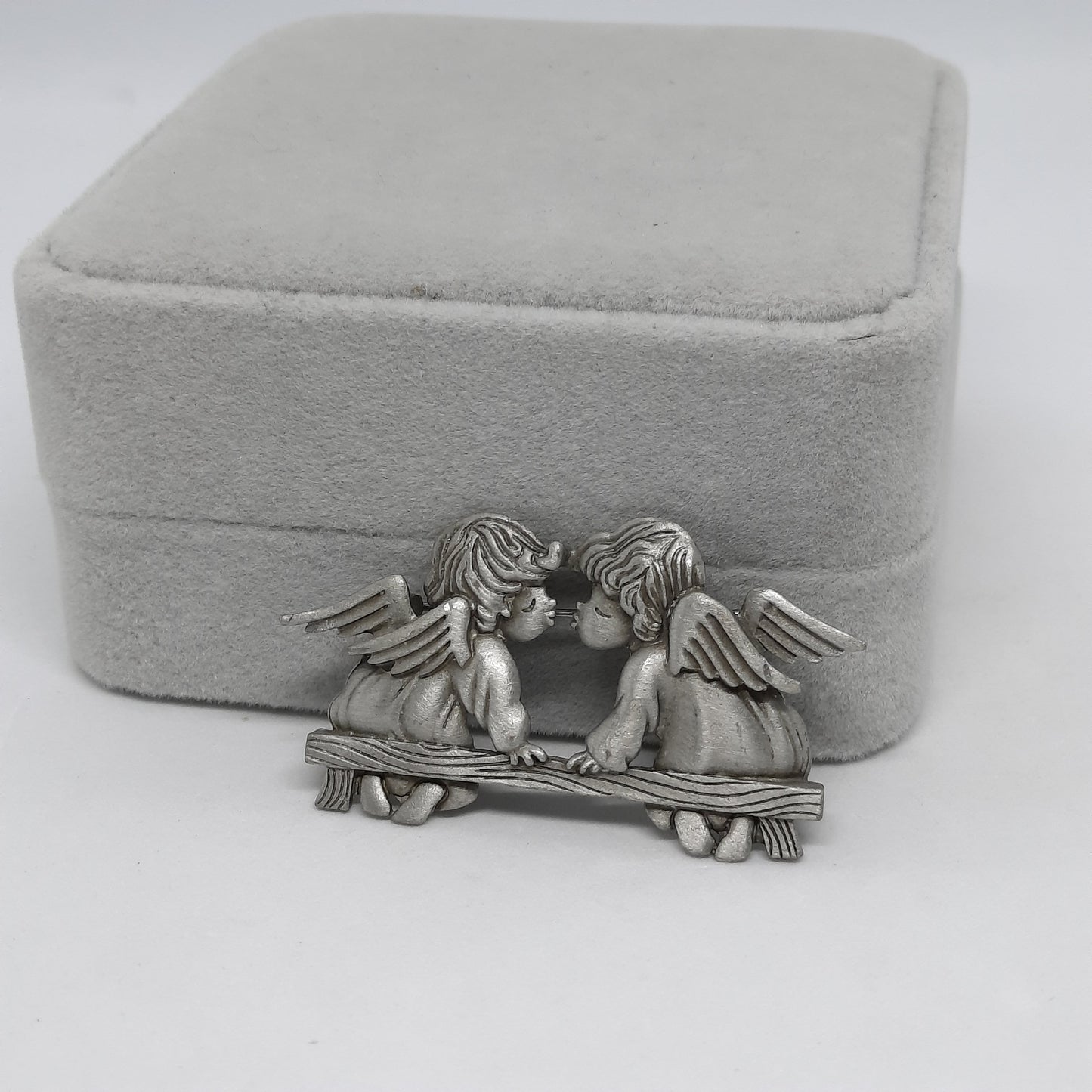 Vintage JJ pewter Kissing Angels brooch, Silver tone, couple of angels brooch pin