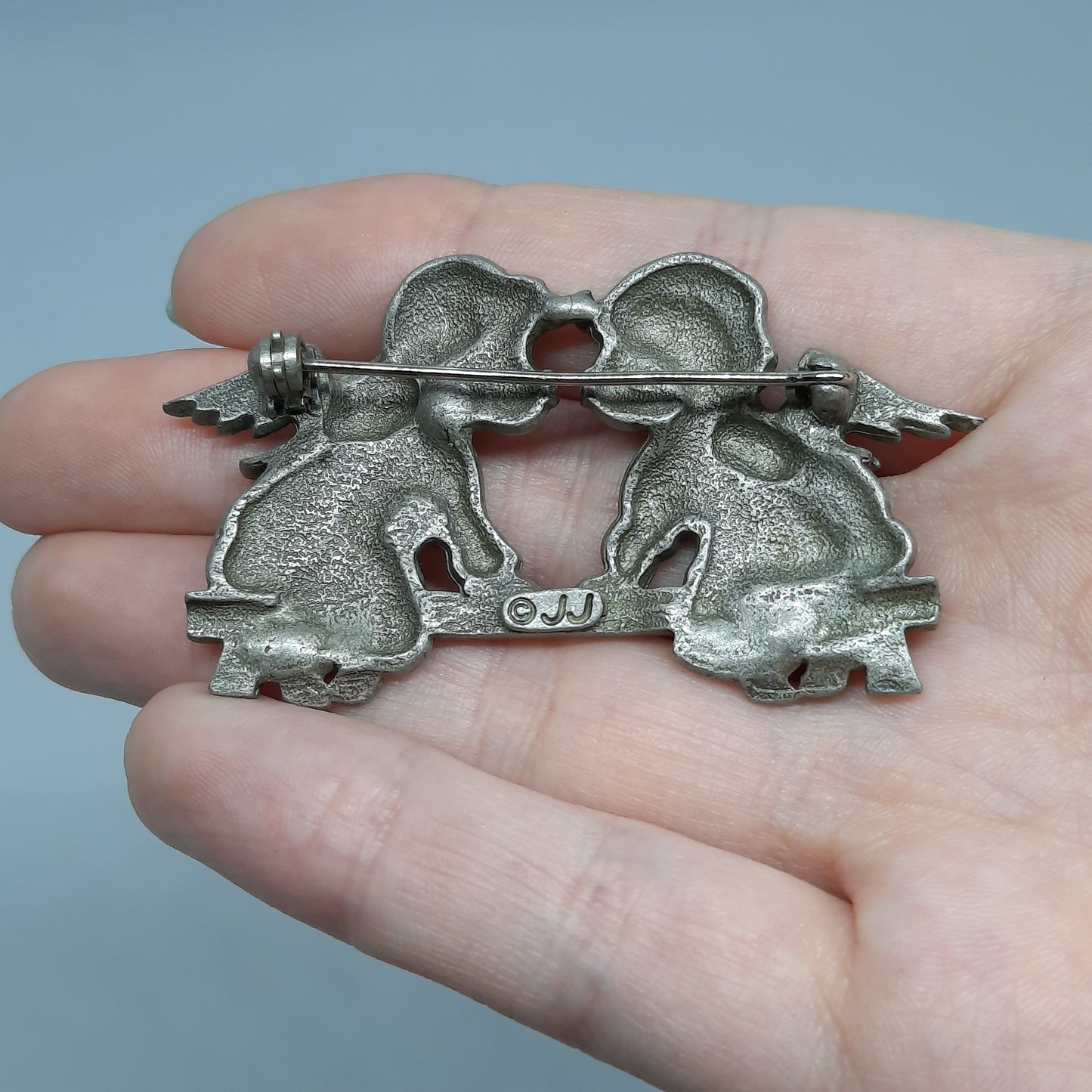 Vintage JJ pewter Kissing Angels brooch, Silver tone, couple of angels brooch pin