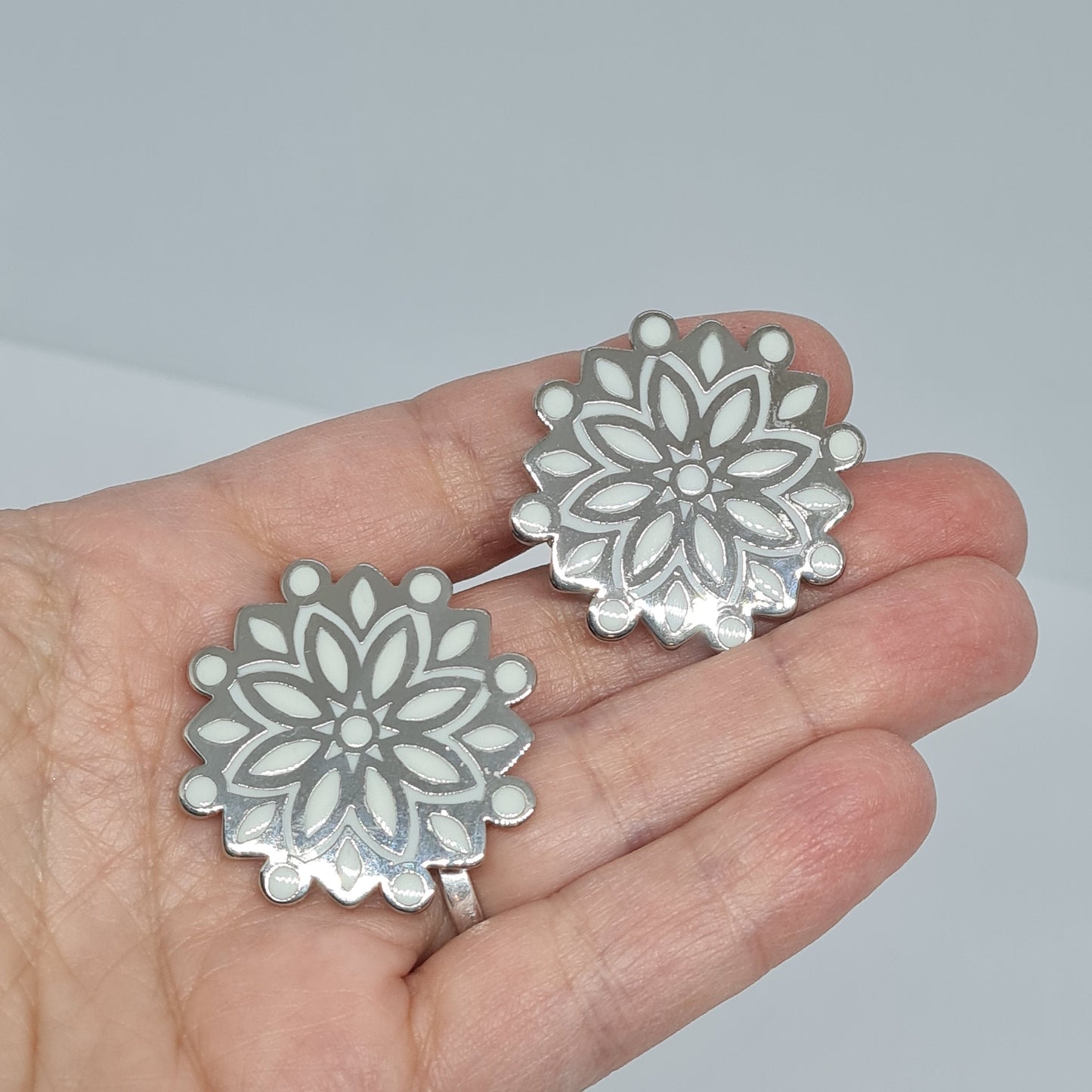 Vintage TRIFARI TM chunky clip-on earrings