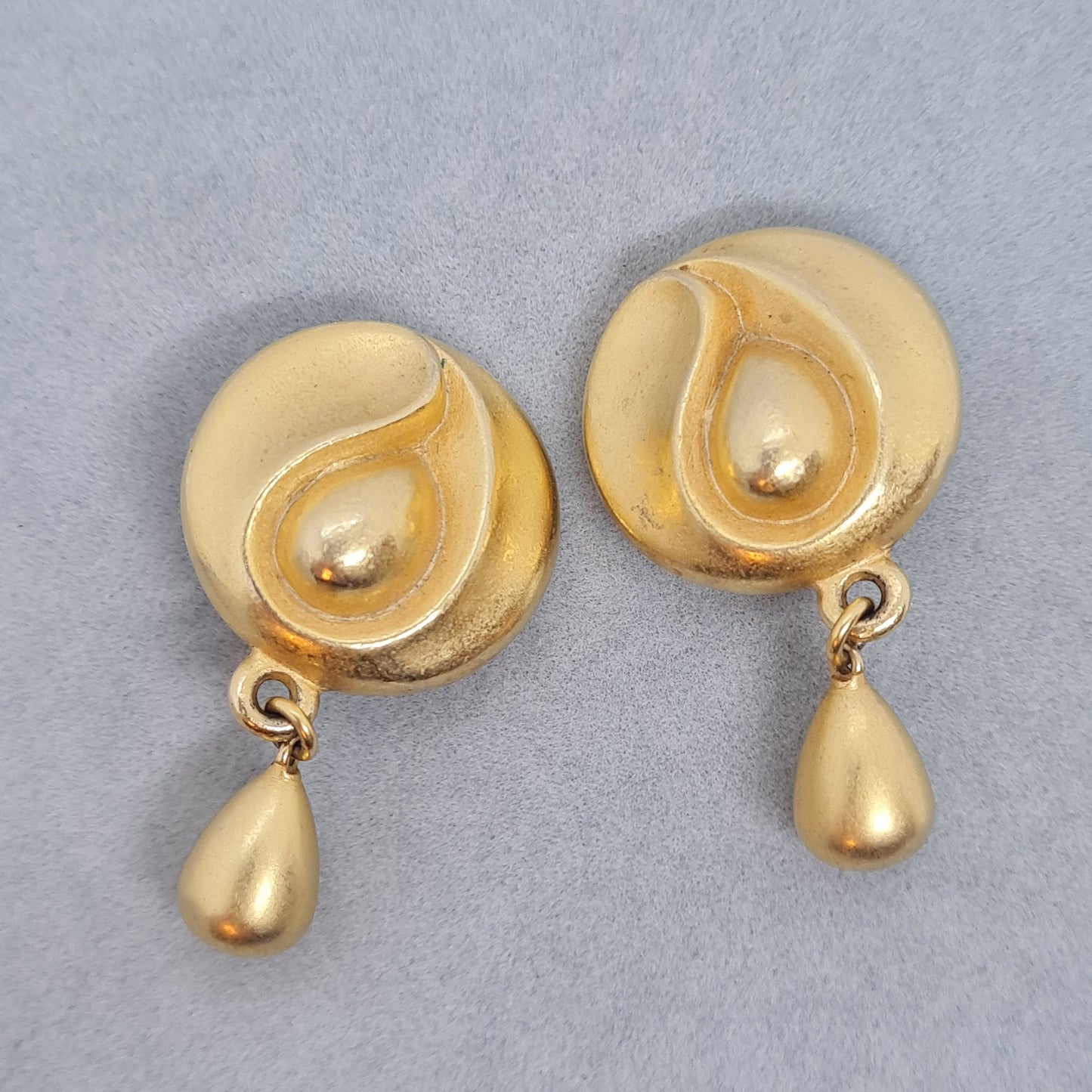 Vintage DONNA KARAN DK Co clip earrings Matte gold tone metal clip on earrings with teardrop pendant Designer swirl clip earrings