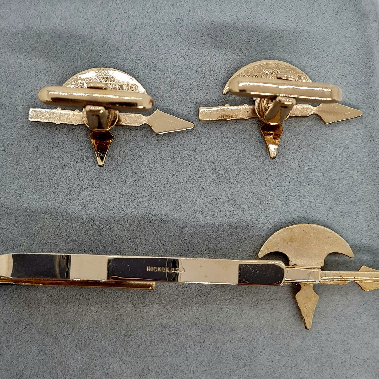 HICKOK Vintage Battle Axe Cufflinks and Tie Bar Set: Gold Tone