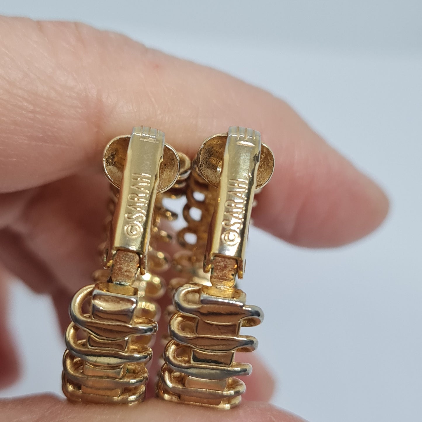 Vintage SARAH COVENTRY "OVERCAST" 1979 hoop clip earrings Gold tone patterned circle huggie hoops