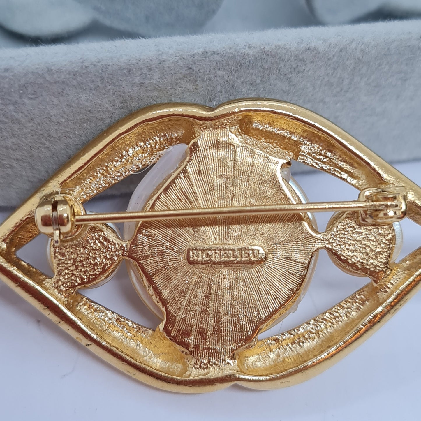 Vintage RICHELIEU jewelry brooch Gold tone metal with faux pearl cabochon brooch pin