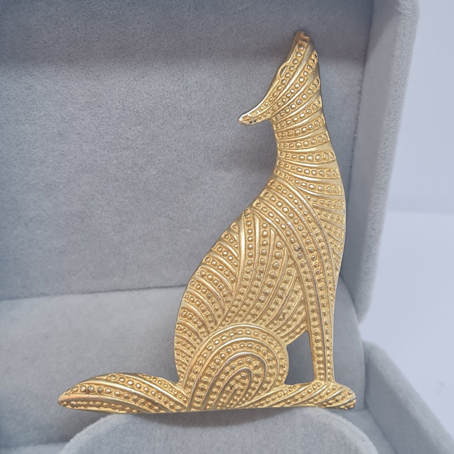 Vintage wolf howling brooch Gold-tone textured metal stylized wolf pin