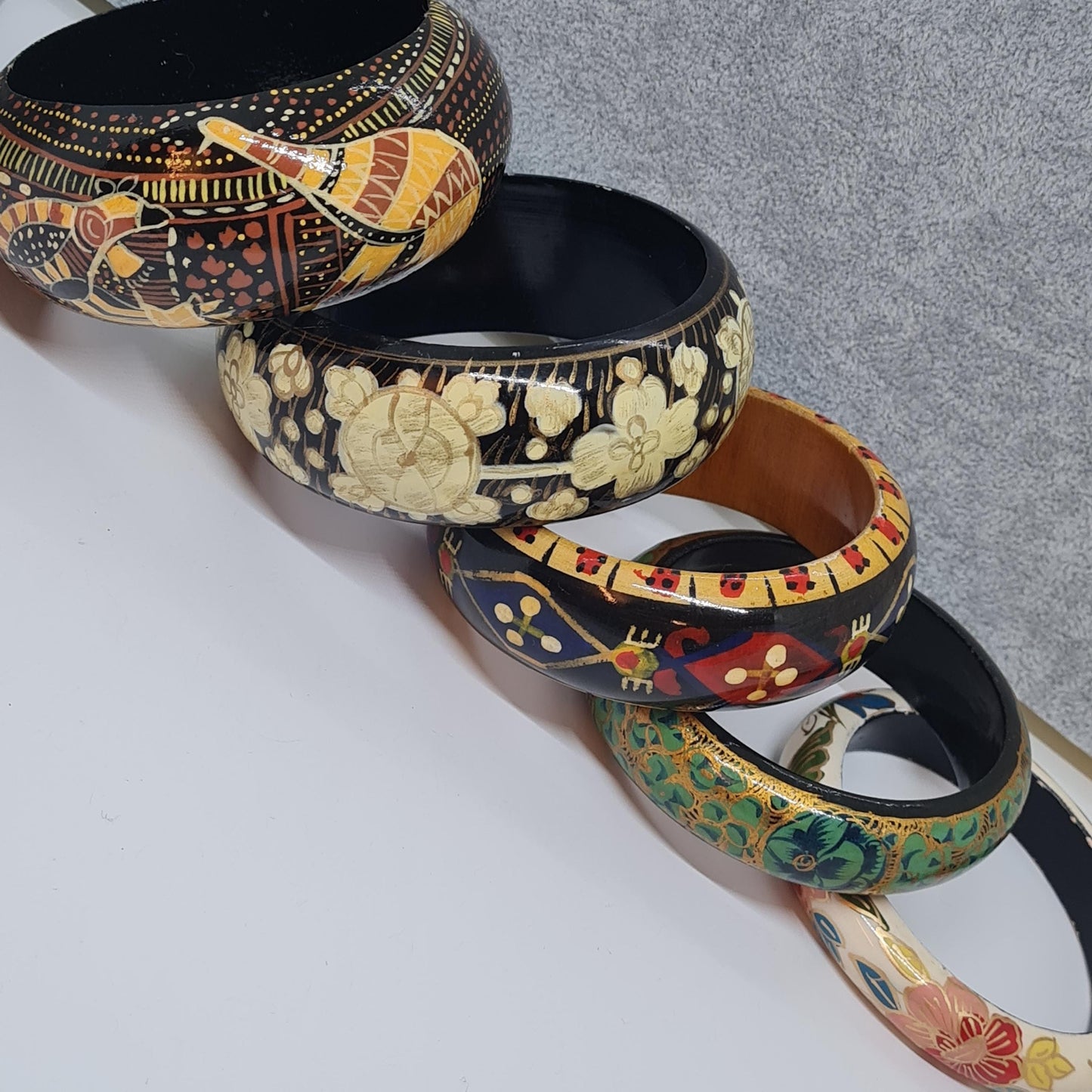 Vintage wooden hand-painted chunky bangle Floral motif bracelet