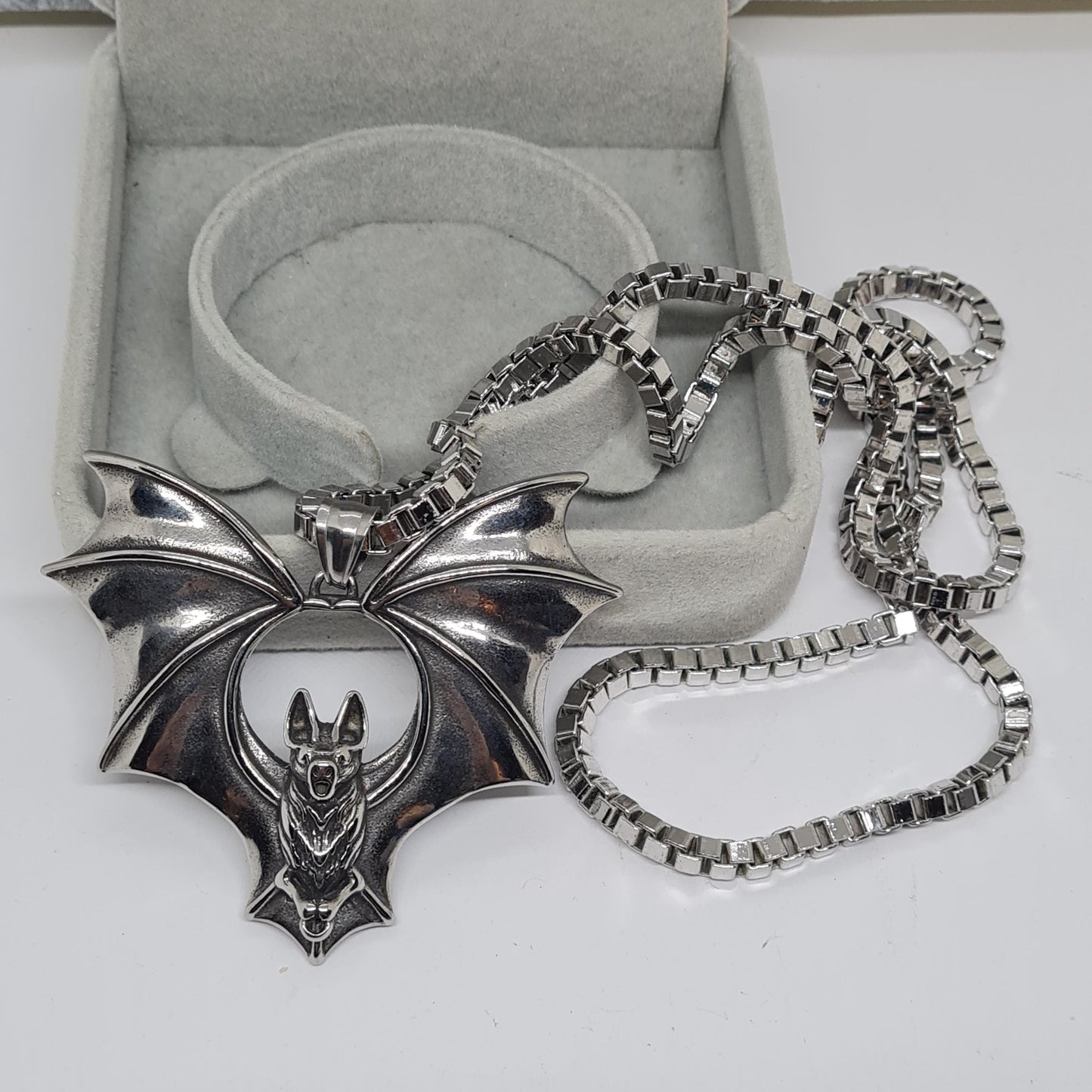 Vintage chunky a bat pendant necklace Silver tone chunky chain with large pendant for Halloween
