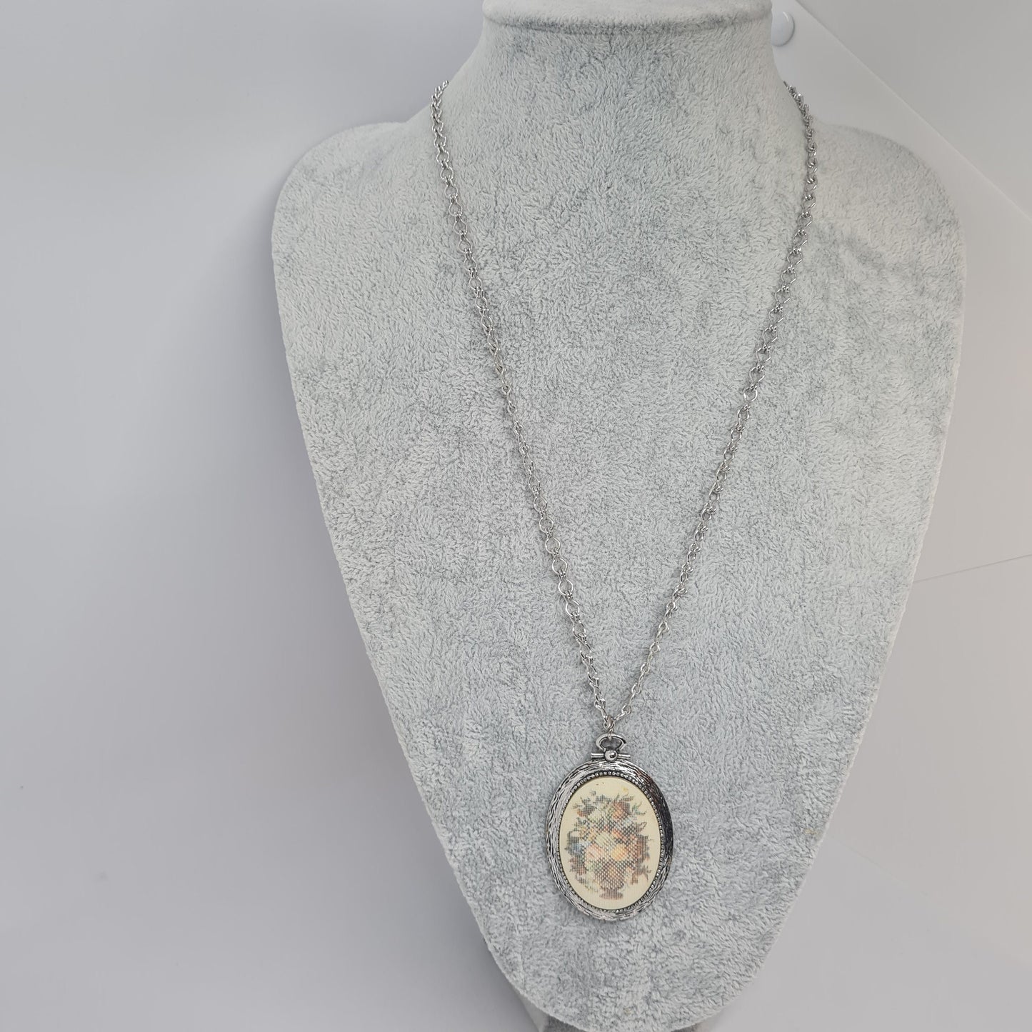 Vintage SARAH COVENTRY pendant necklace Silver tone chain necklace with plastic cabochon