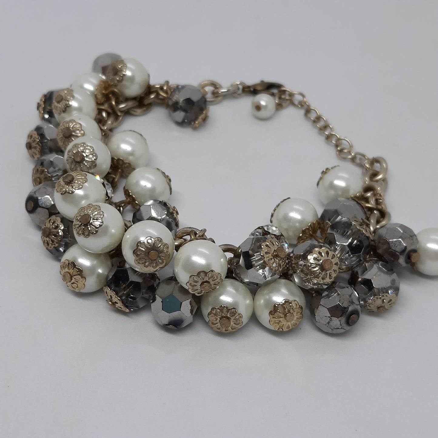 Vintage beads charms bracelet. Gold-tone chain bracelet with glass and faux pearl beads.
Bracelet size: 19-23 cm/7-9 inches.
Mark- unsigned.
Condition- good vintage.