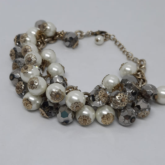 Vintage beads charms bracelet. Gold-tone chain bracelet with glass and faux pearl beads.
Bracelet size: 19-23 cm/7-9 inches.
Mark- unsigned.
Condition- good vintage.