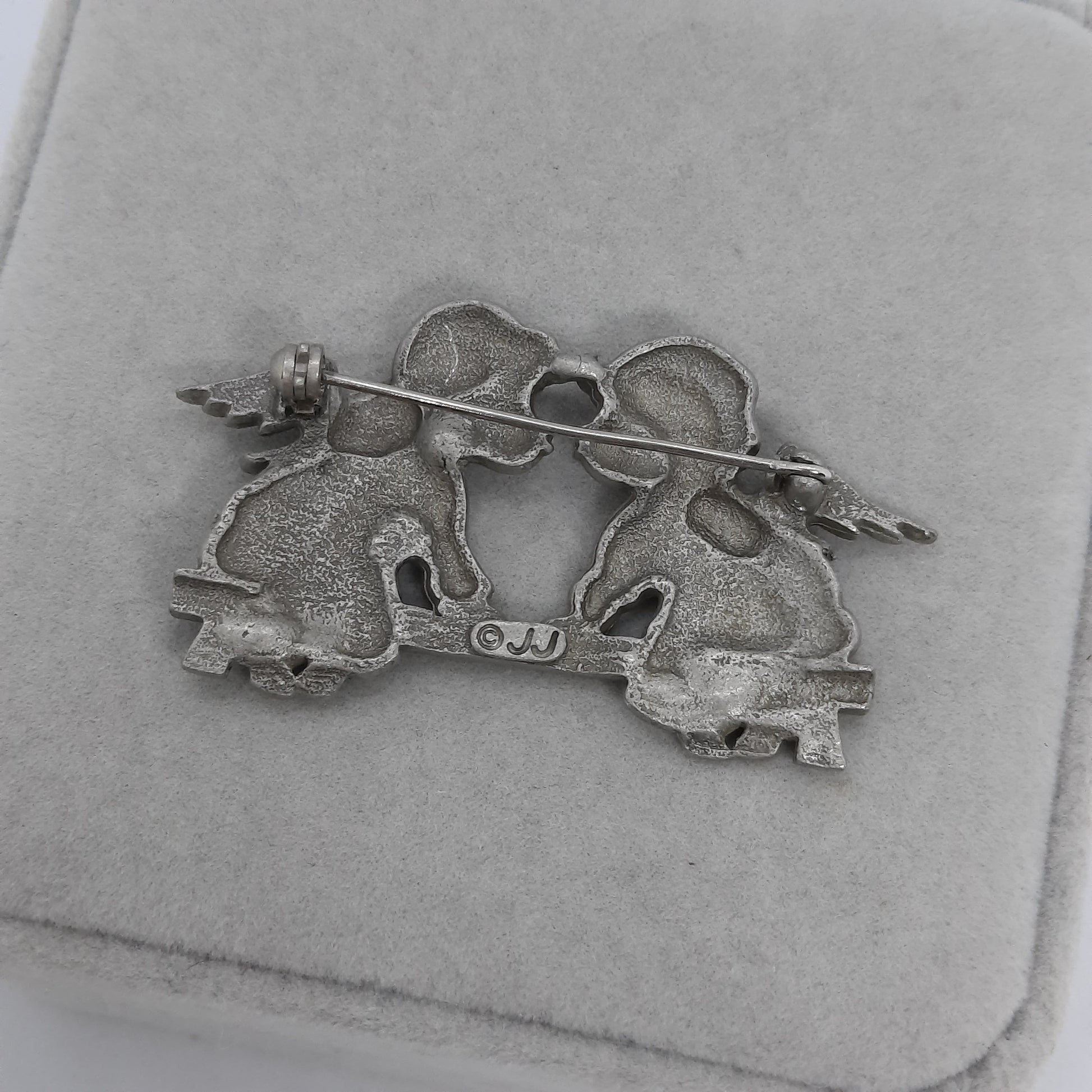 Vintage JJ pewter Kissing Angels brooch, Silver tone, couple of angels brooch pin