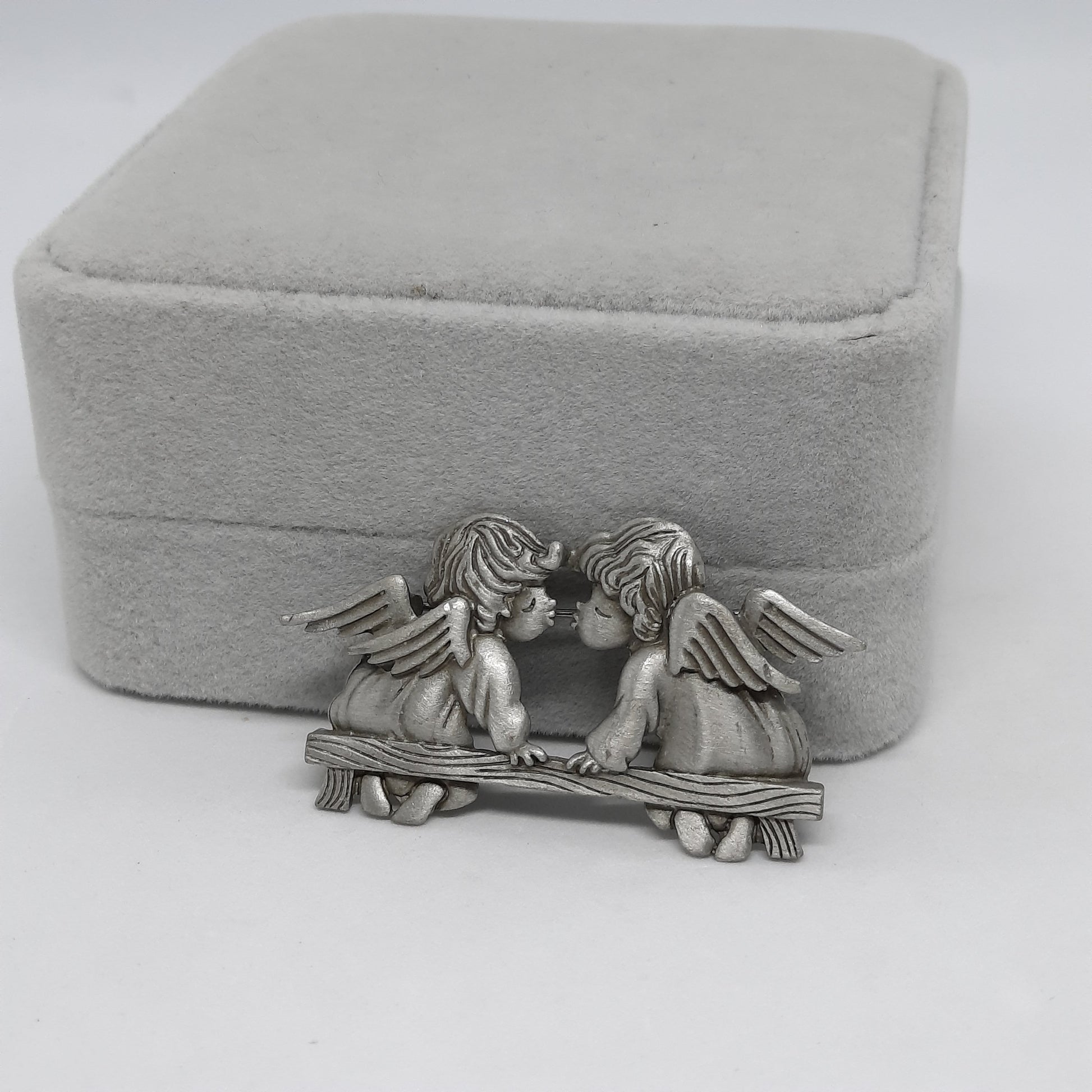 Vintage JJ pewter Kissing Angels brooch, Silver tone, couple of angels brooch pin
