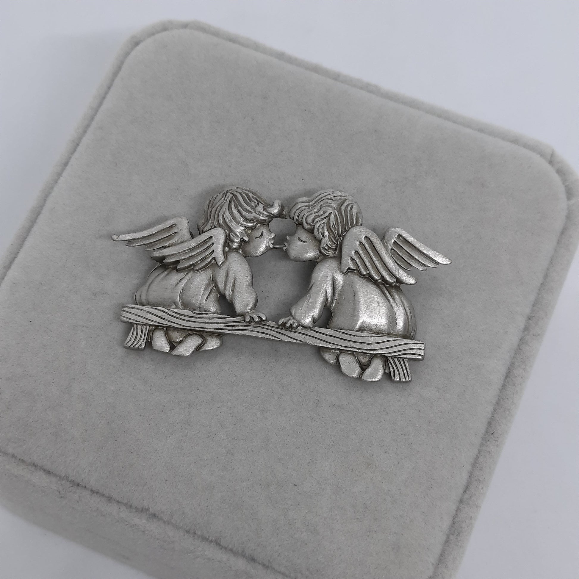 Vintage JJ pewter Kissing Angels brooch, Silver tone, couple of angels brooch pin