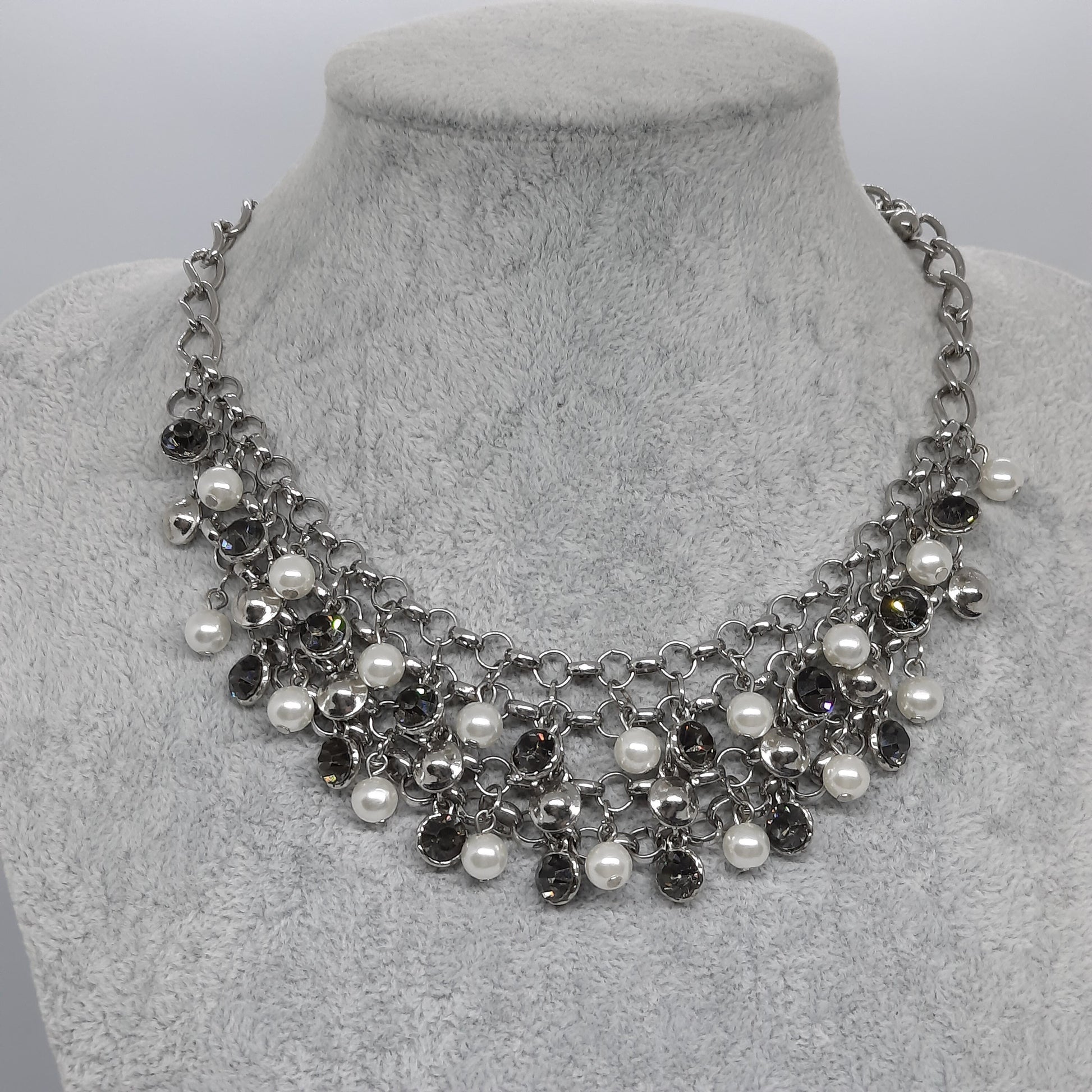 Vintage NY jewelry bib necklace. Silver-tone chain with gray rhinestone and faux pearl. Designer chain necklace.