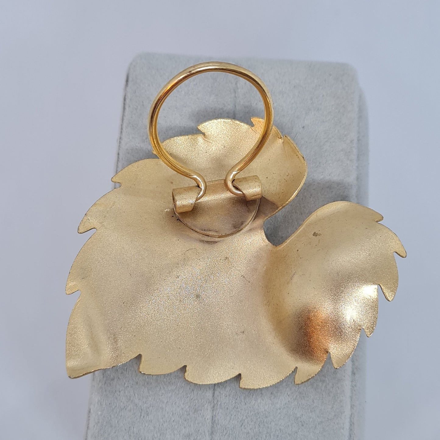 Vintage chunky leaf scarf clip Matte gold-tone textured metal scarf clip