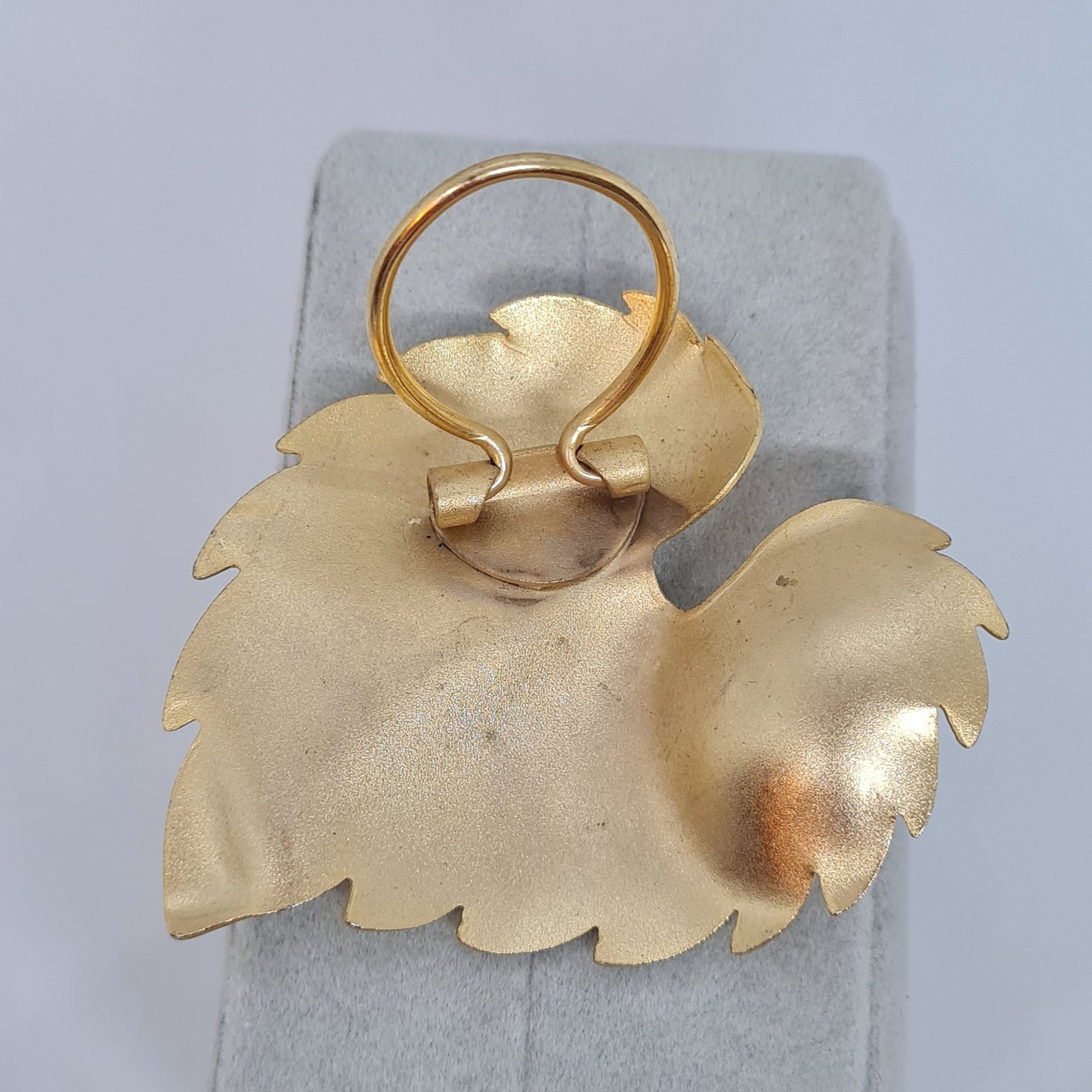 Vintage chunky leaf scarf clip Matte gold-tone textured metal scarf clip