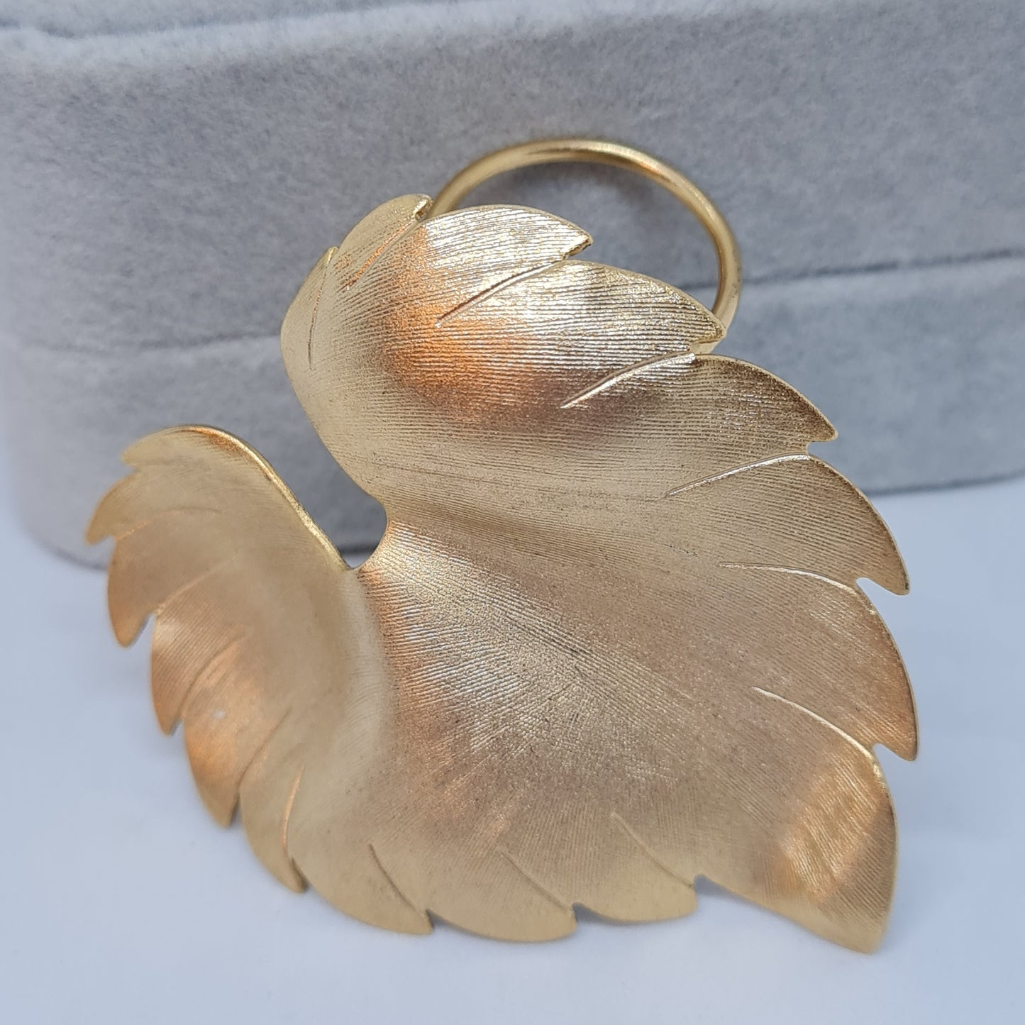Vintage chunky leaf scarf clip Matte gold-tone textured metal scarf clip