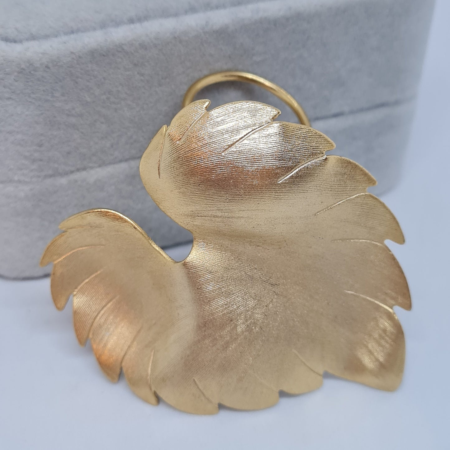 Vintage chunky leaf scarf clip Matte gold-tone textured metal scarf clip