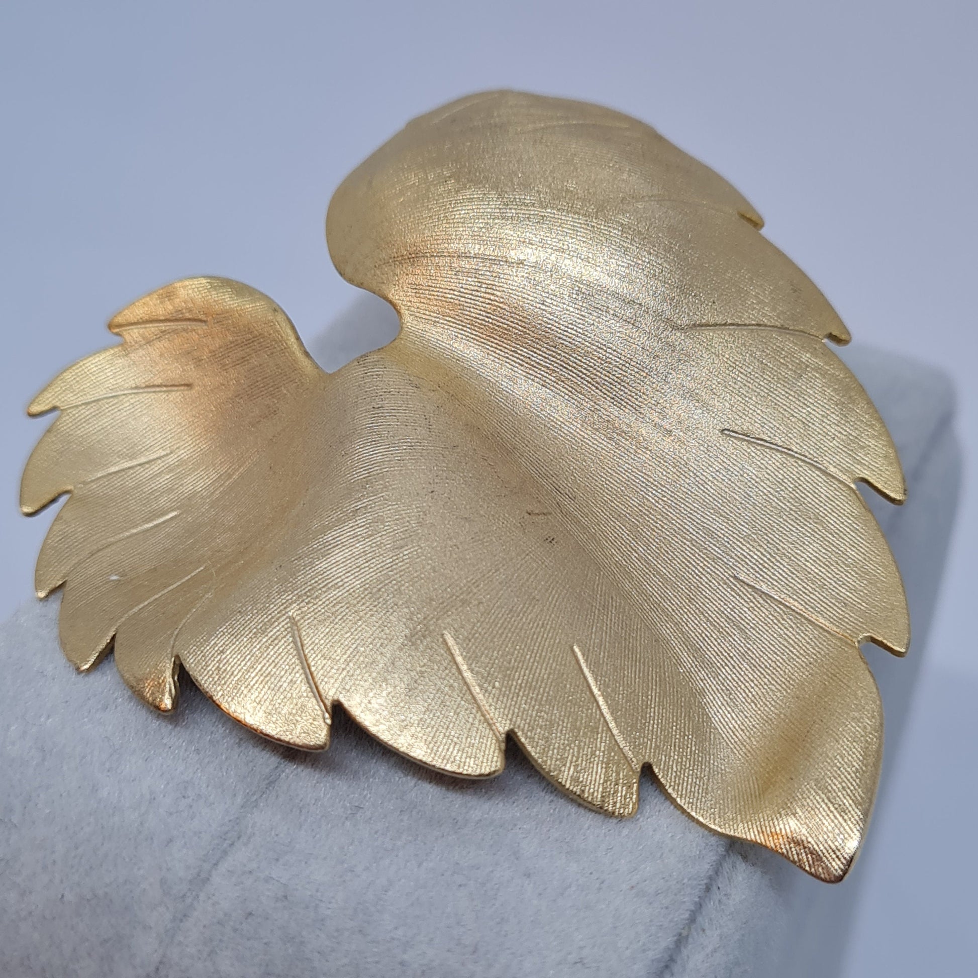 Vintage chunky leaf scarf clip. Matte gold tone textured metal scarf clip.