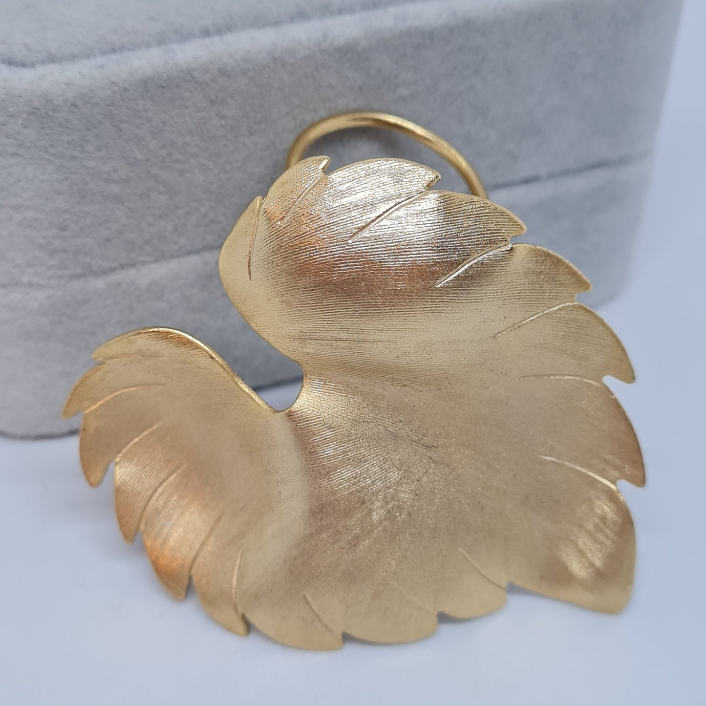 Vintage chunky leaf scarf clip Matte gold-tone textured metal scarf clip