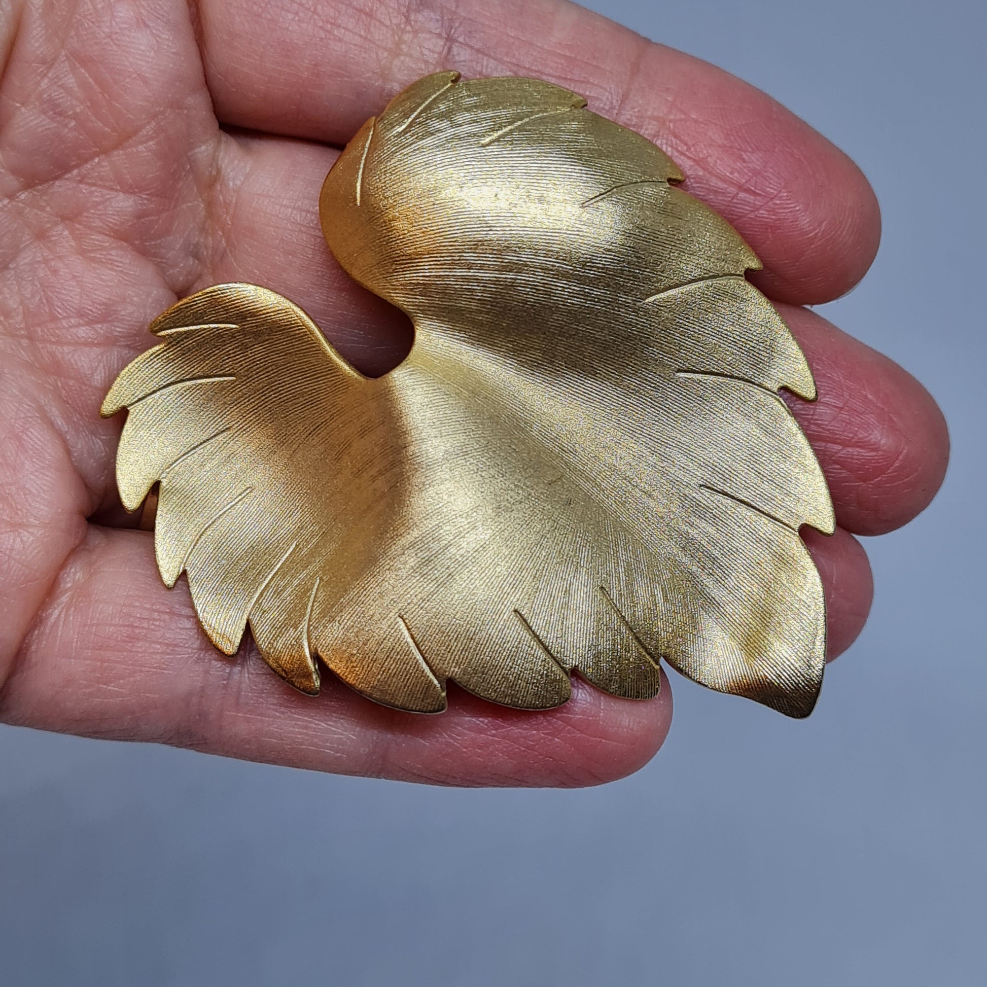 Vintage chunky leaf scarf clip Matte gold-tone textured metal scarf clip