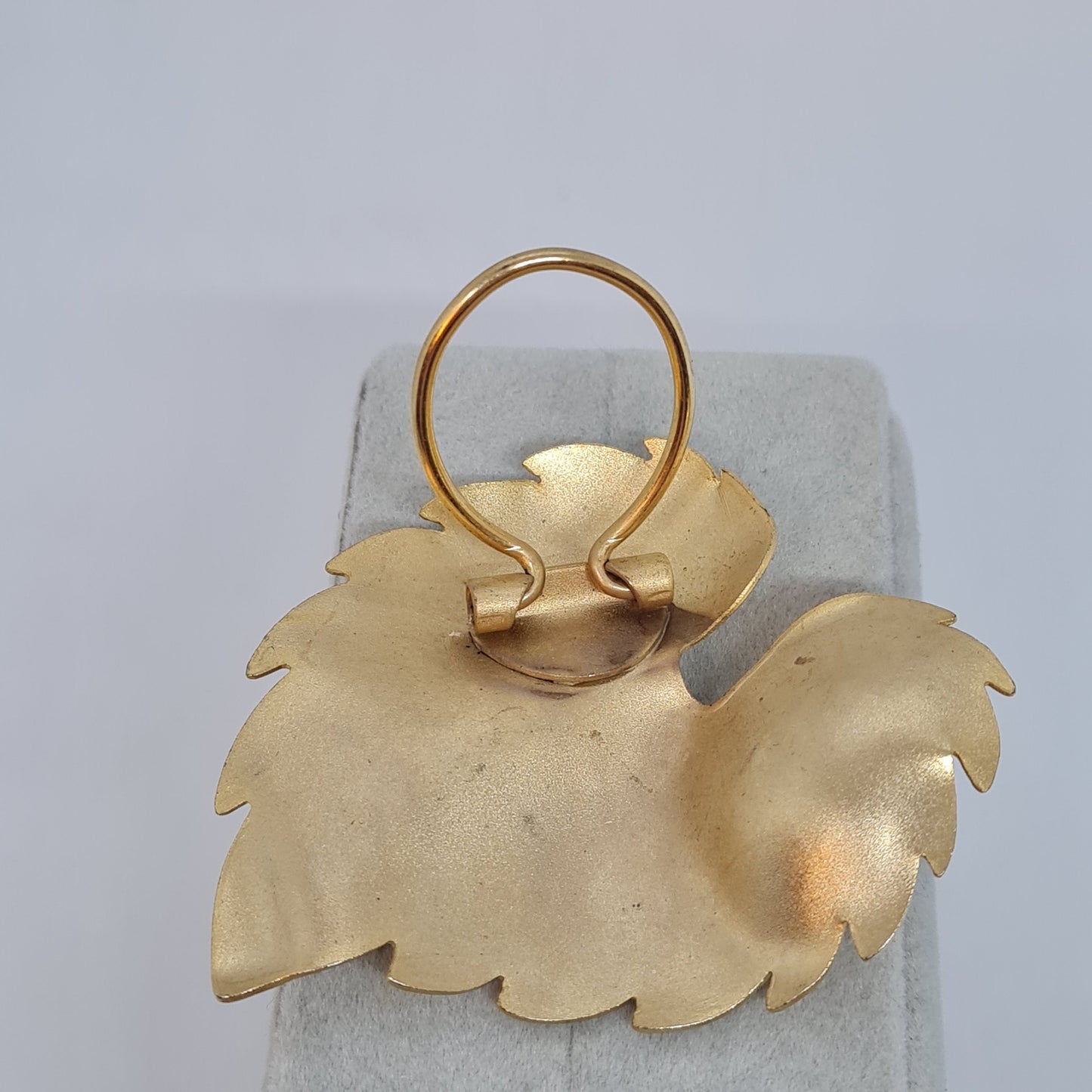 Vintage chunky leaf scarf clip Matte gold-tone textured metal scarf clip