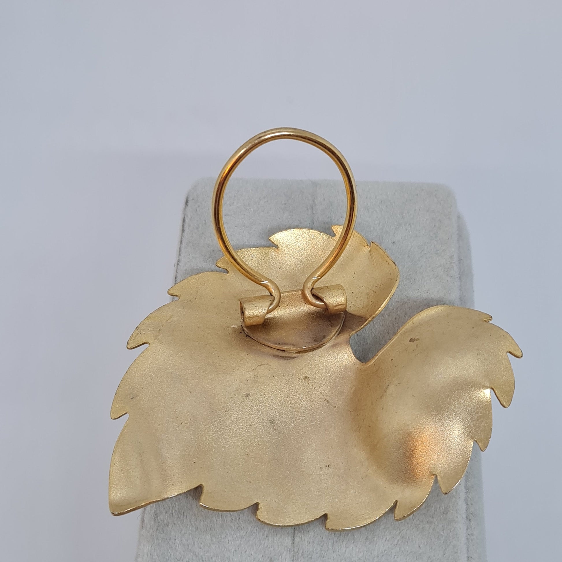 Vintage chunky leaf scarf clip Matte gold-tone textured metal scarf clip