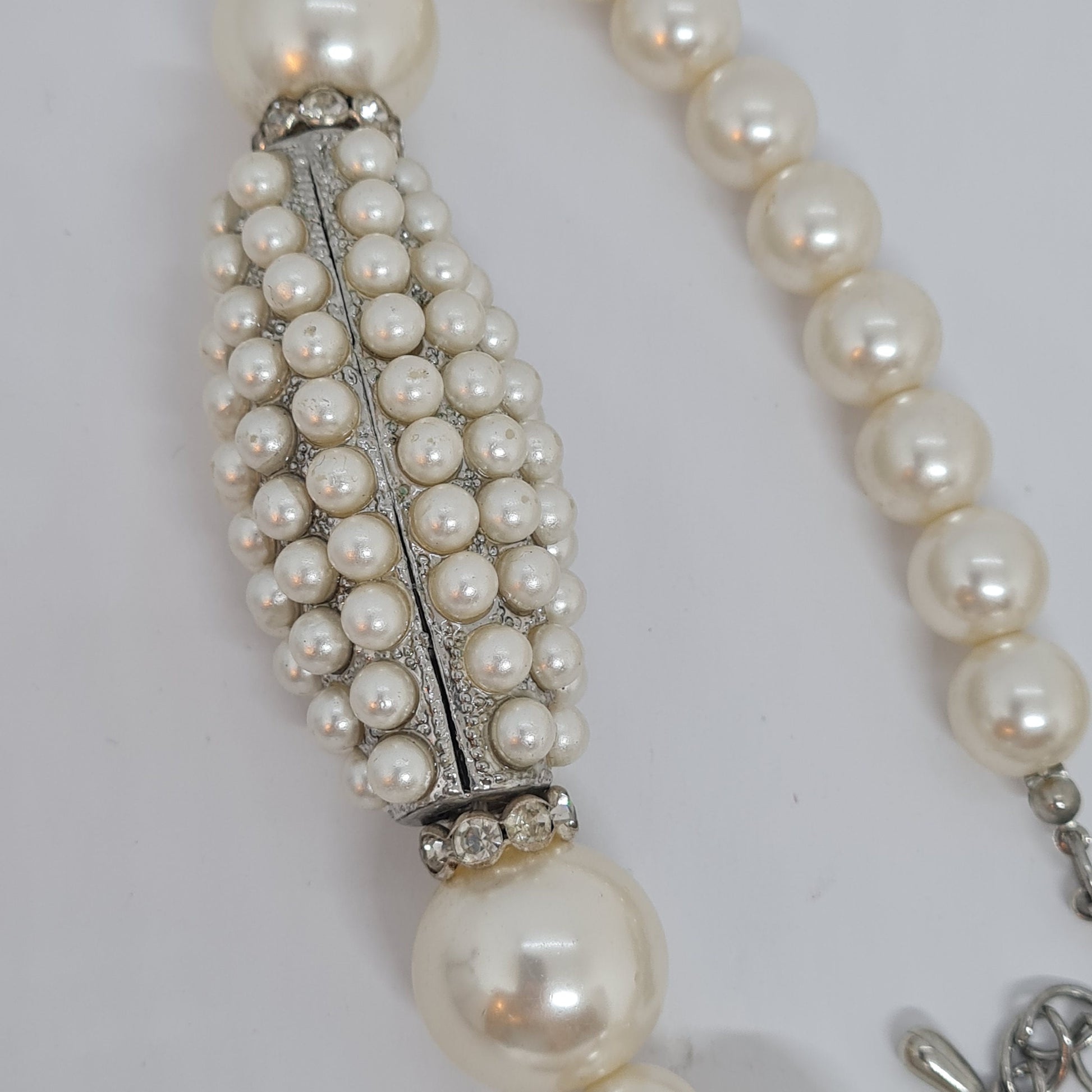 Vintage exclusive pearl necklace Silver tone metal with faux pearl Chunky pendant necklace
