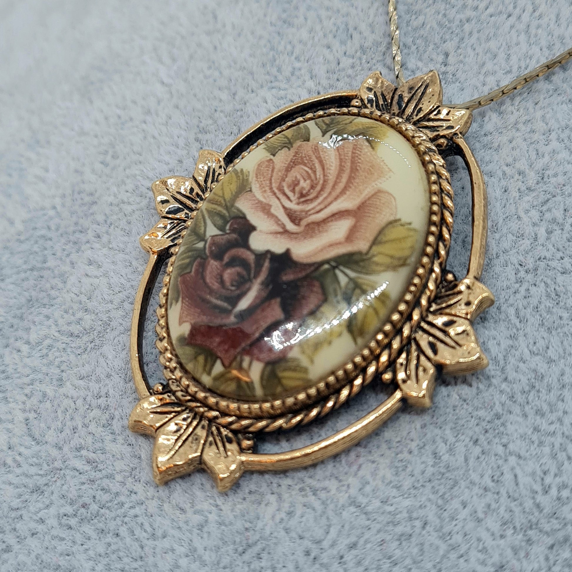 Vintage SARAH COVENTRY "Rose Marie" 1977 necklace Antic gold tone metal chain necklace with two roses cabochon