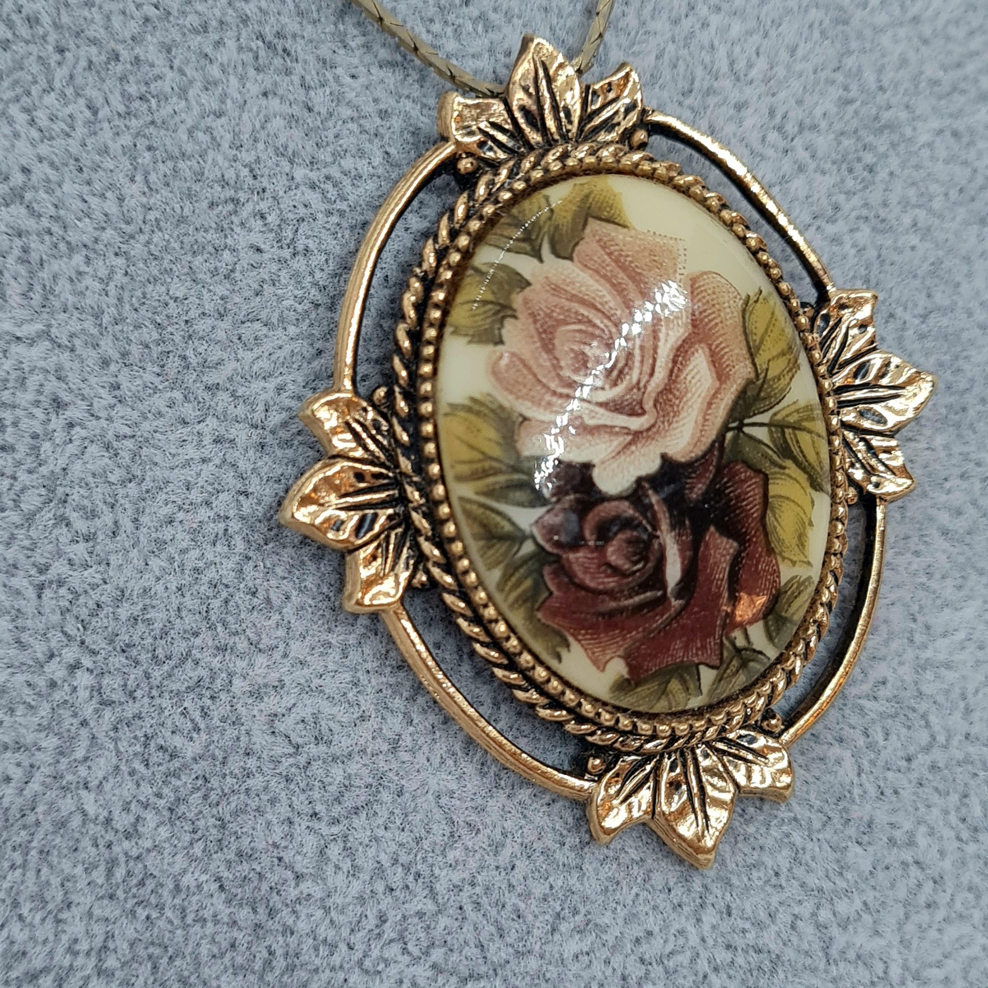 Vintage SARAH COVENTRY "Rose Marie" 1977 necklace Antic gold tone metal chain necklace with two roses cabochon