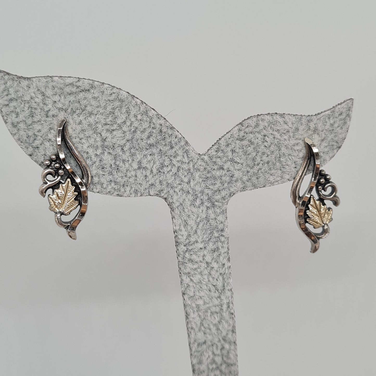 Vintage WM WHEELER Sterling earrings Two tone silver small stud earrings with grape leaf