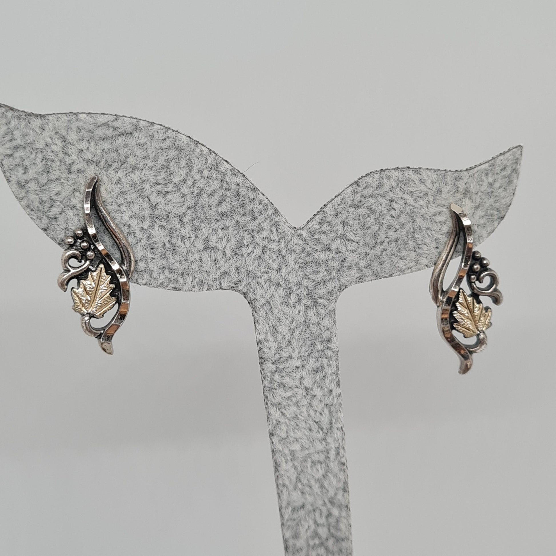 Vintage WM WHEELER Sterling earrings Two tone silver small stud earrings with grape leaf