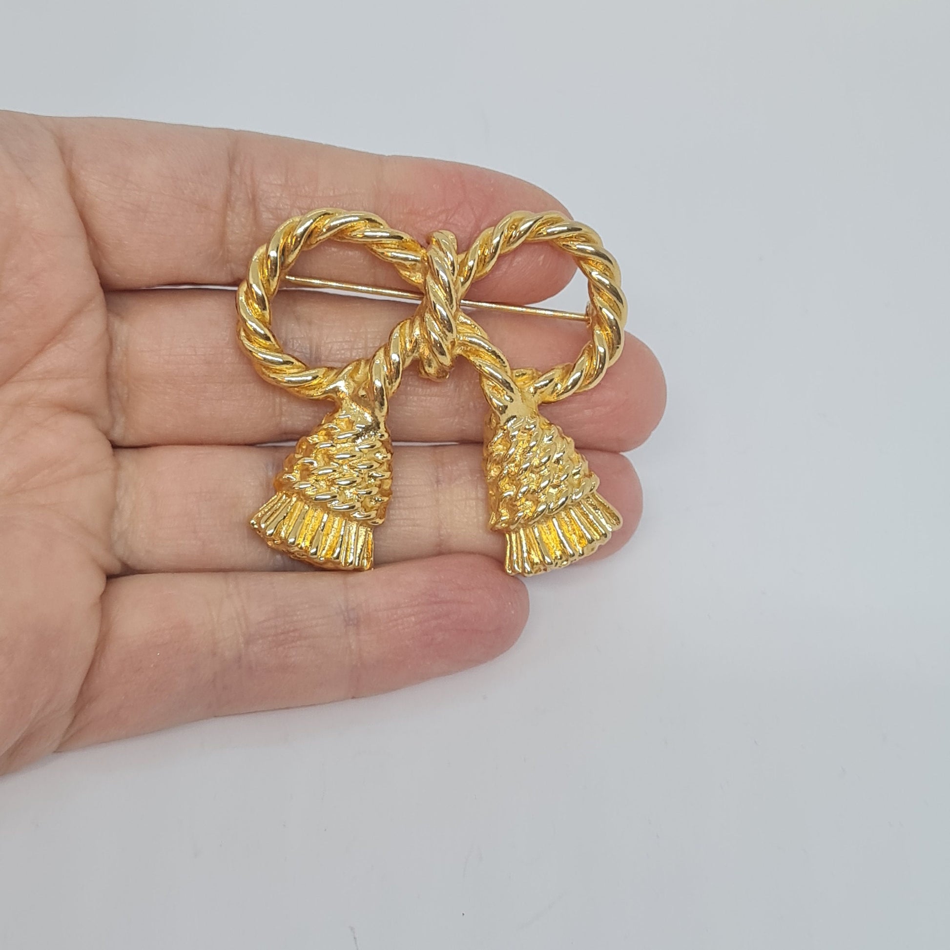 Vintage Gold Tone Tassel Brooch: Rope Design