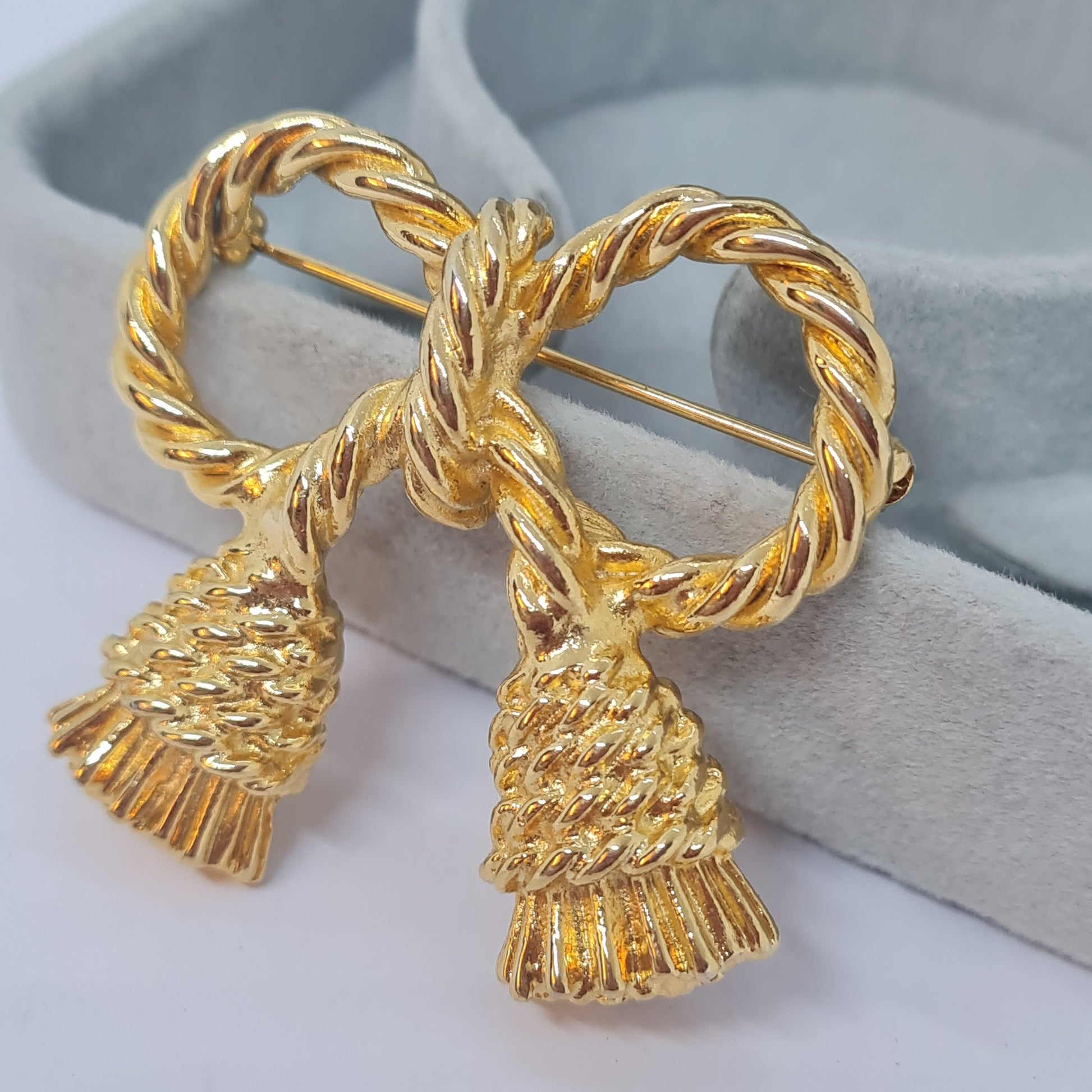 Vintage Gold Tone Tassel Brooch: Rope Design