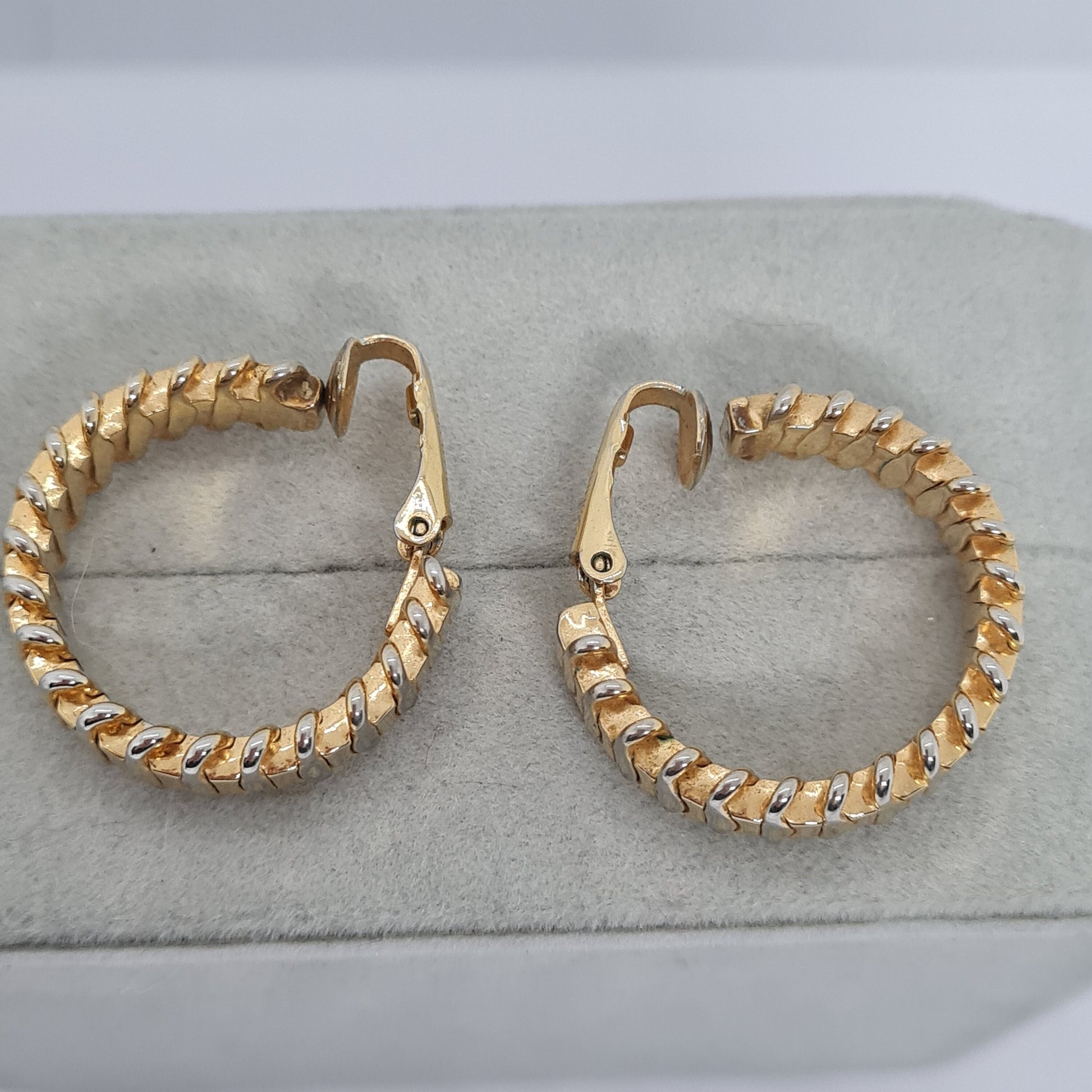 Vintage SARAH COVENTRY "OVERCAST" 1979 hoop clip earrings Gold tone patterned circle huggie hoops