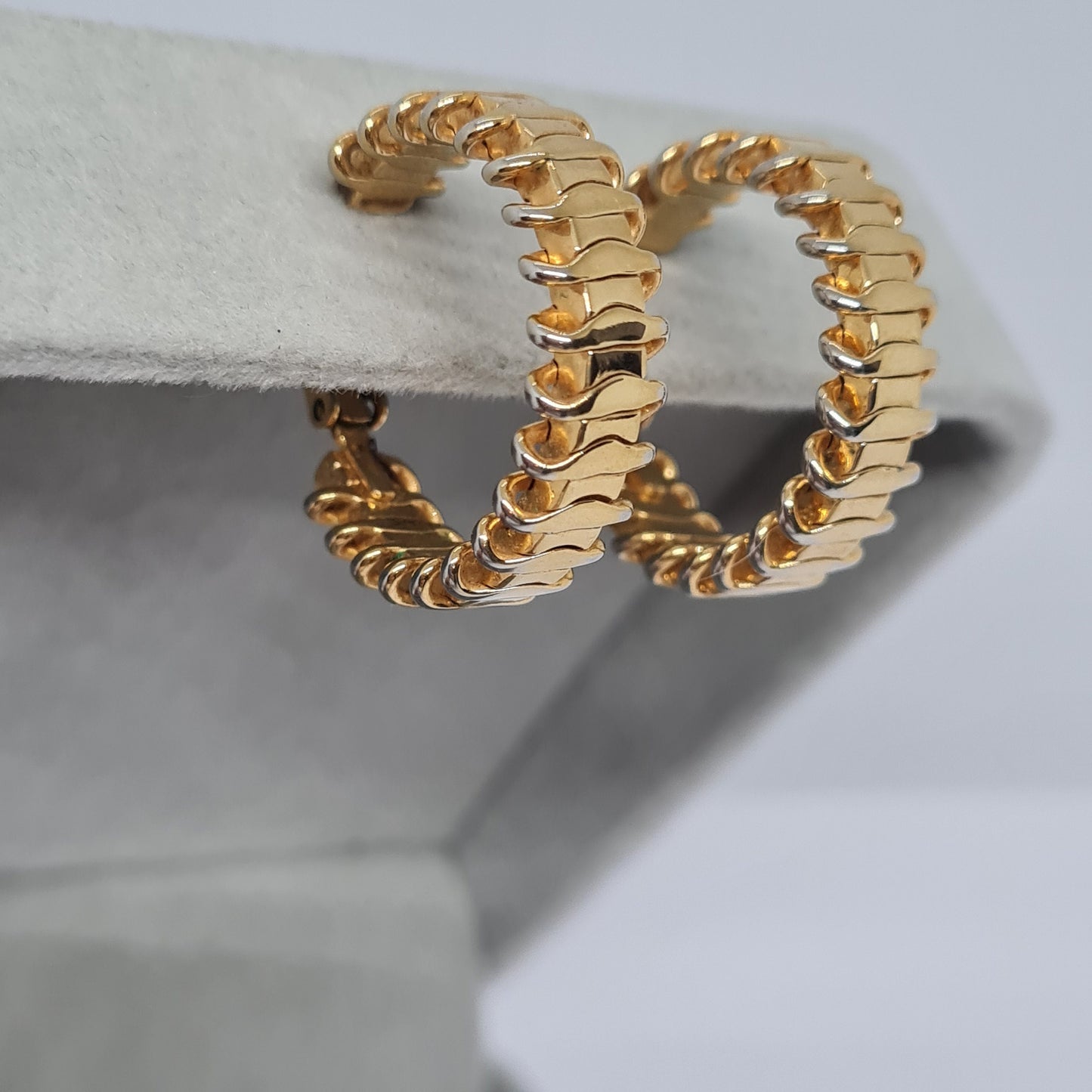 Vintage SARAH COVENTRY "OVERCAST" 1979 hoop clip earrings Gold tone patterned circle huggie hoops