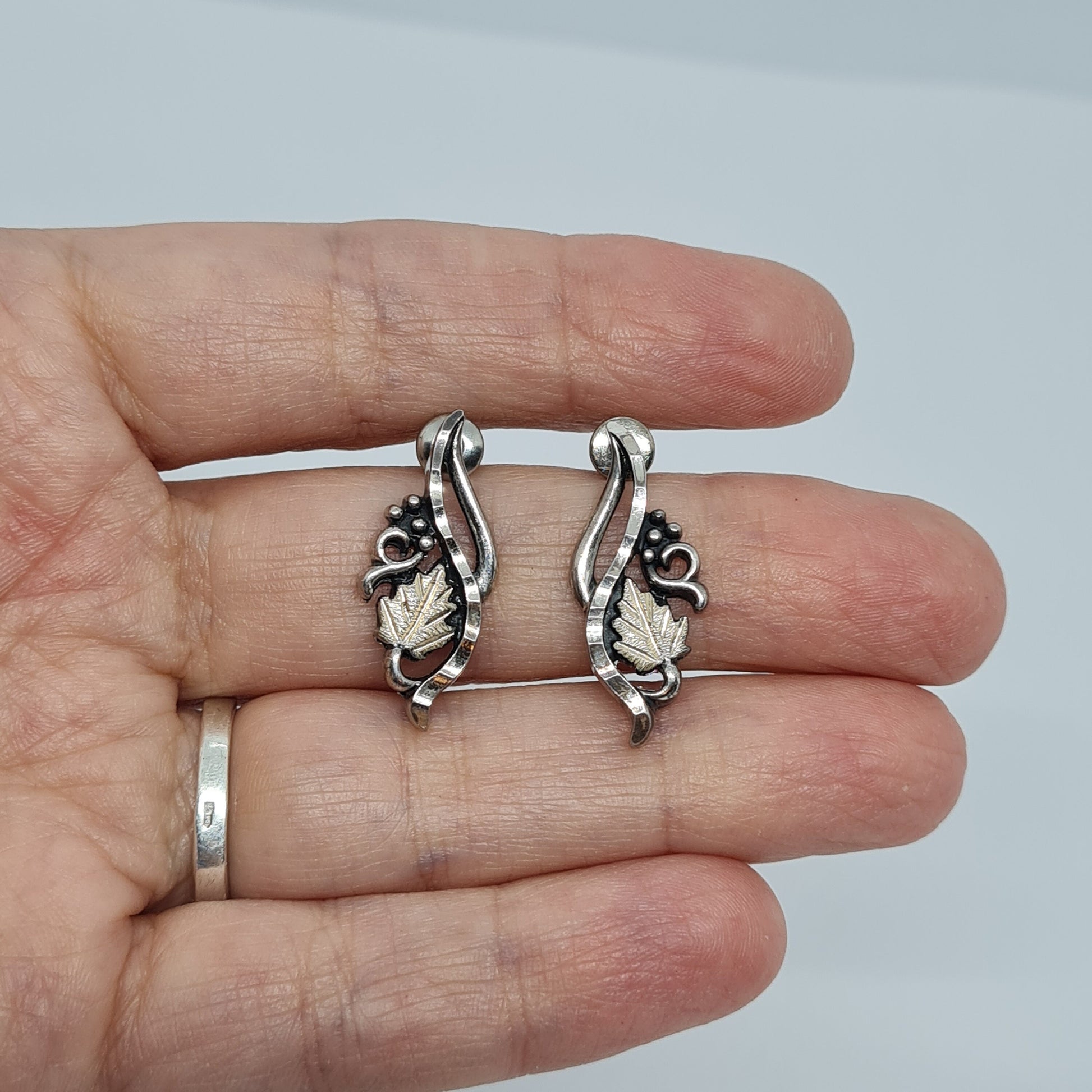 Vintage WM WHEELER Sterling earrings Two tone silver small stud earrings with grape leaf