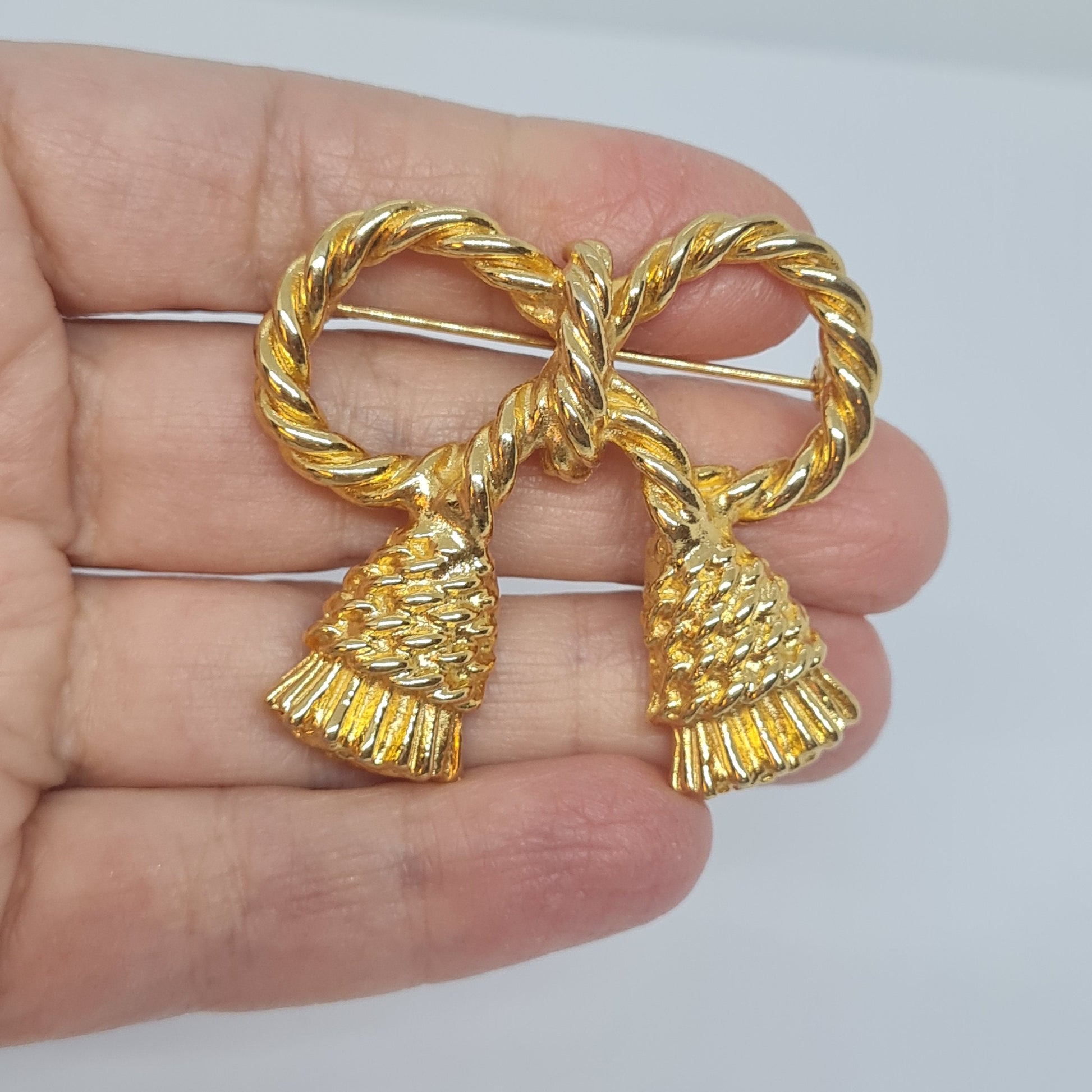 Vintage Gold Tone Tassel Brooch: Rope Design