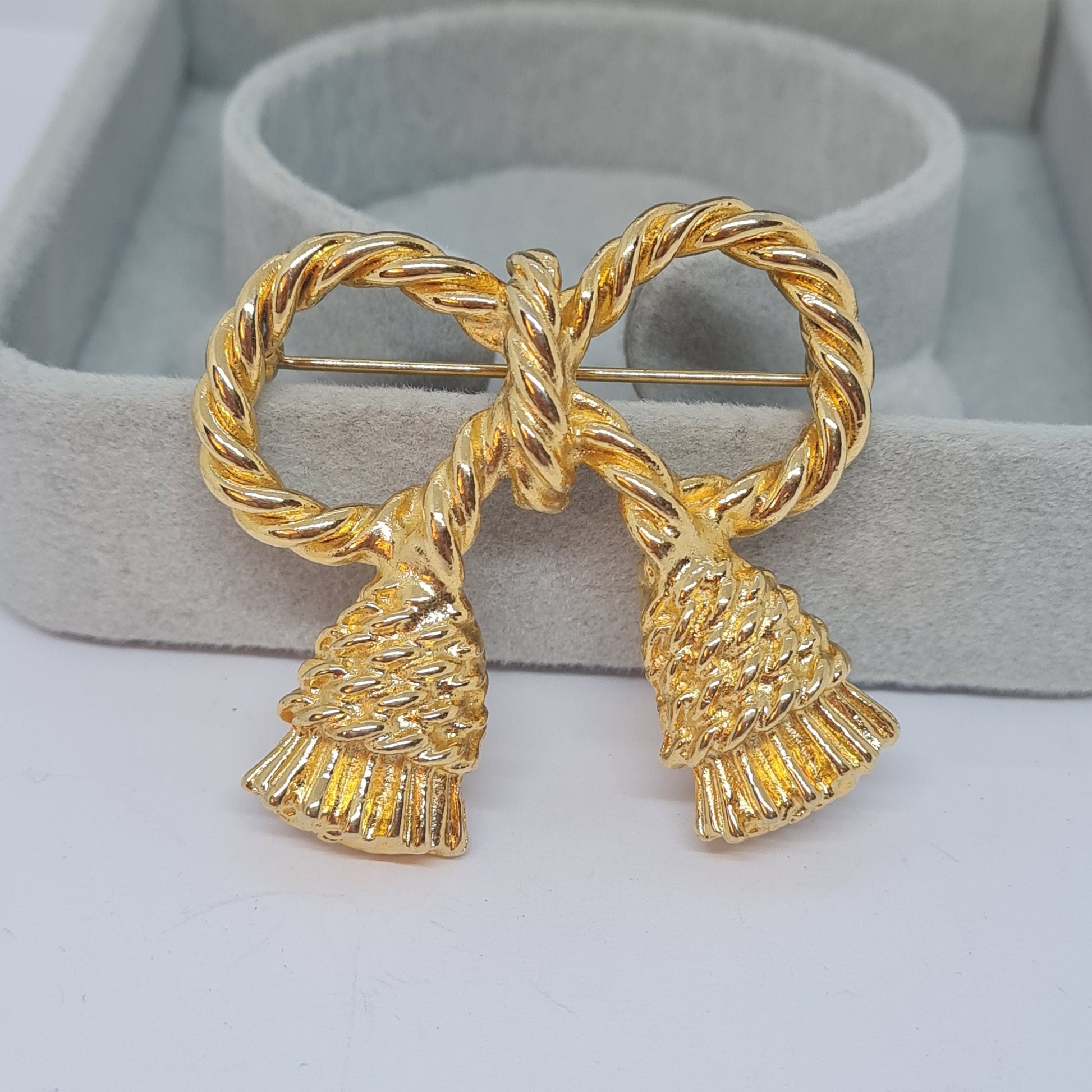 Vintage Gold Tone Tassel Brooch: Rope Design