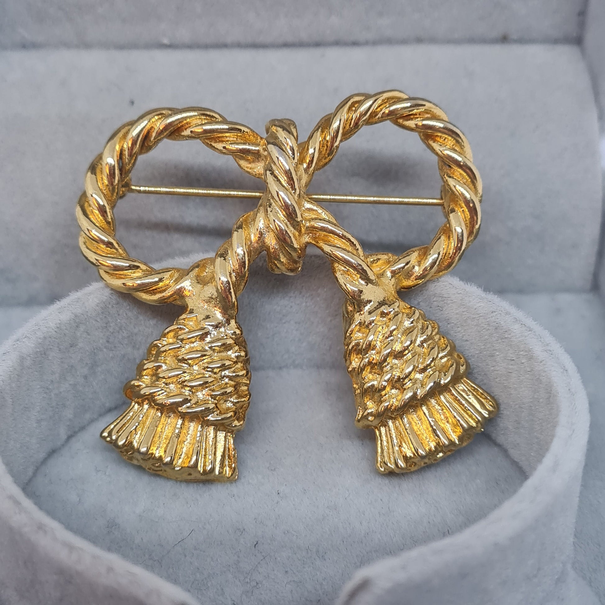 Vintage Gold Tone Tassel Brooch: Rope Design