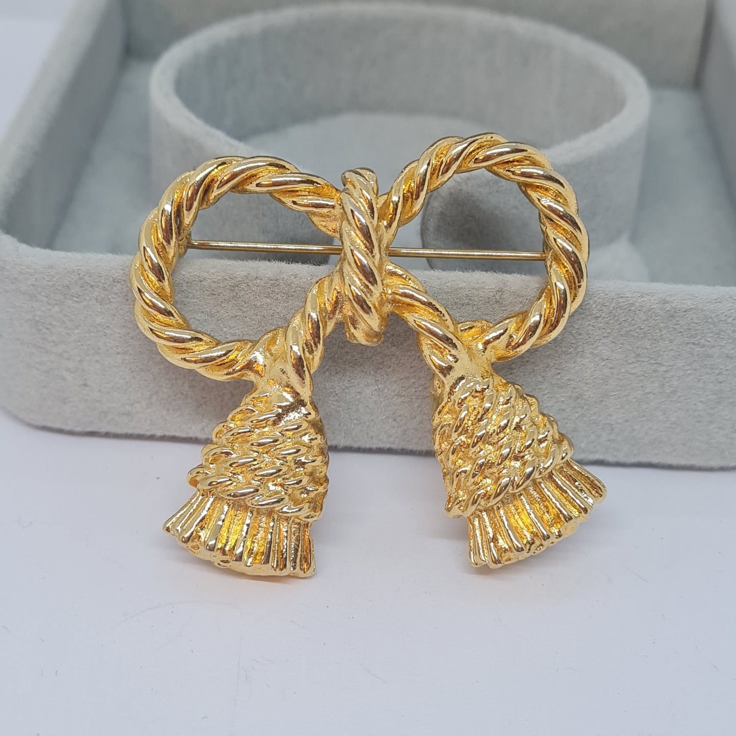 Vintage Gold Tone Tassel Brooch: Rope Design