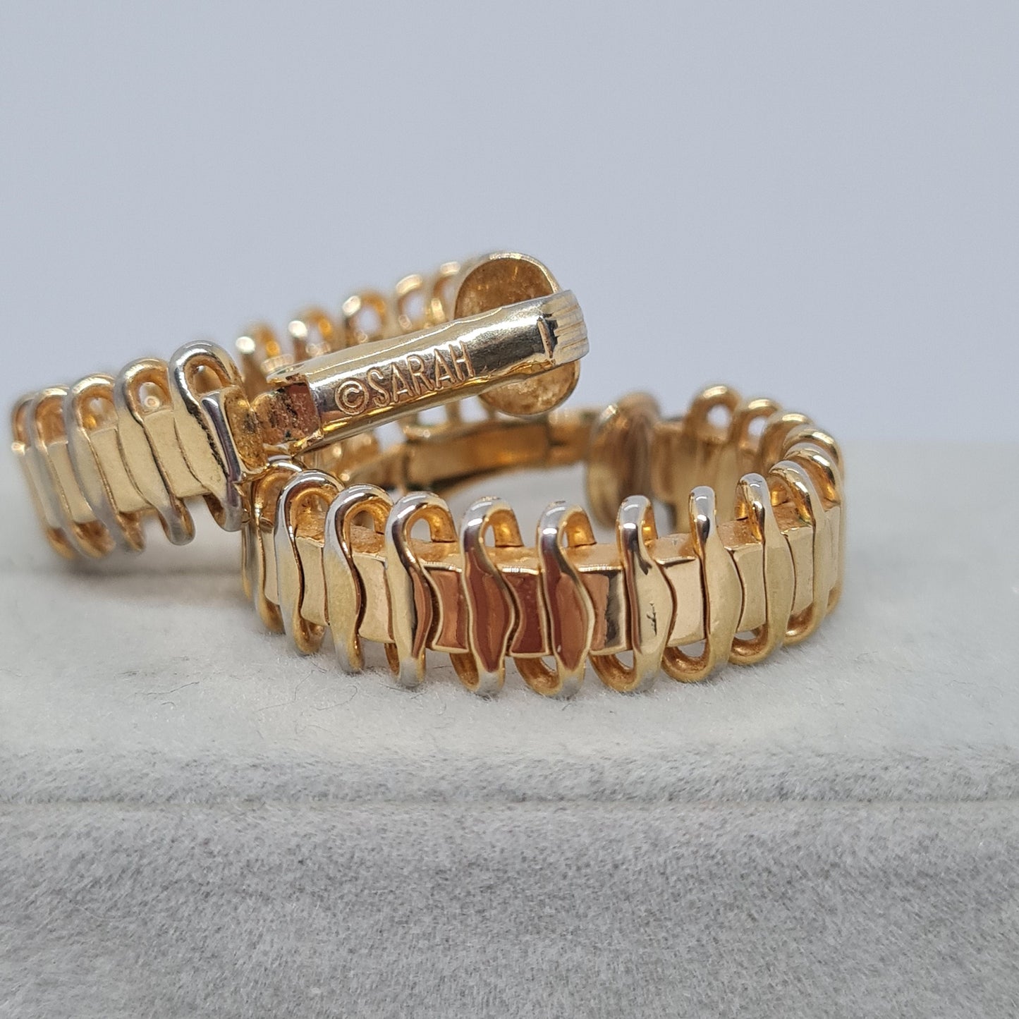 Vintage SARAH COVENTRY "OVERCAST" 1979 hoop clip earrings Gold tone patterned circle huggie hoops