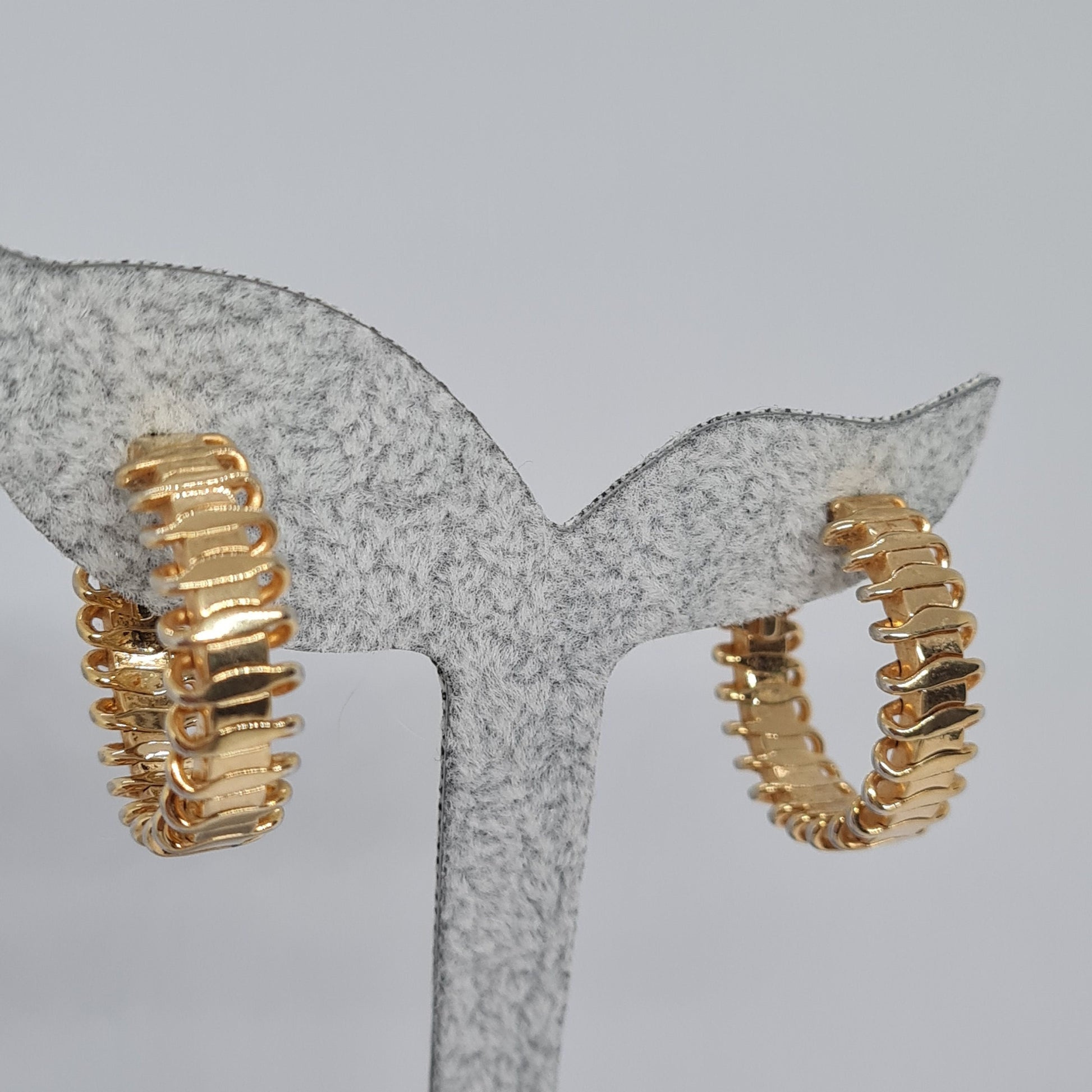 Vintage SARAH COVENTRY "OVERCAST" 1979 hoop clip earrings Gold tone patterned circle huggie hoops