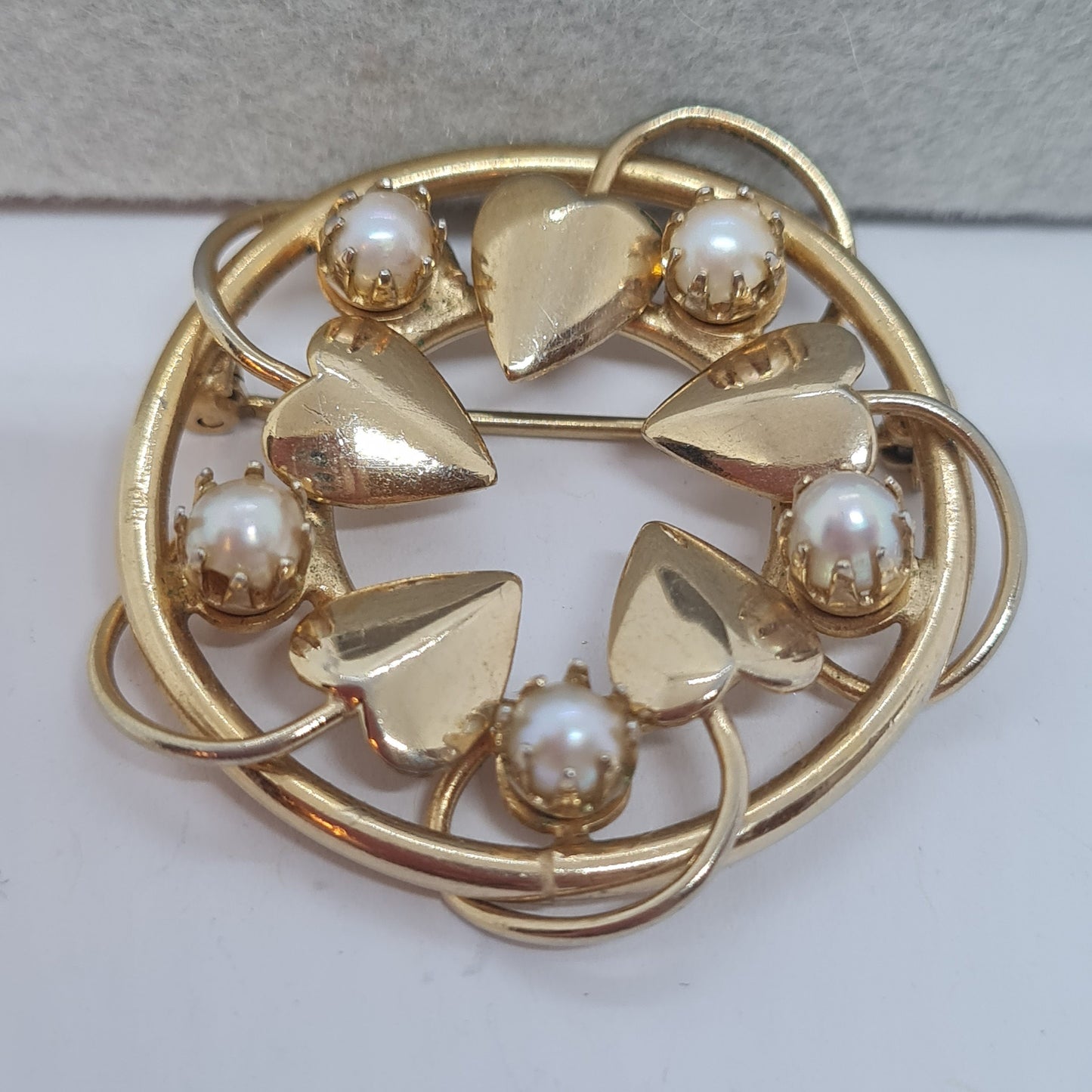 Vintage wreath pearl brooch Gold-tone metal leaves with faux pearl brooch pin