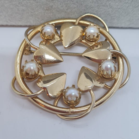Vintage wreath pearl brooch Gold-tone metal leaves with faux pearl brooch pin