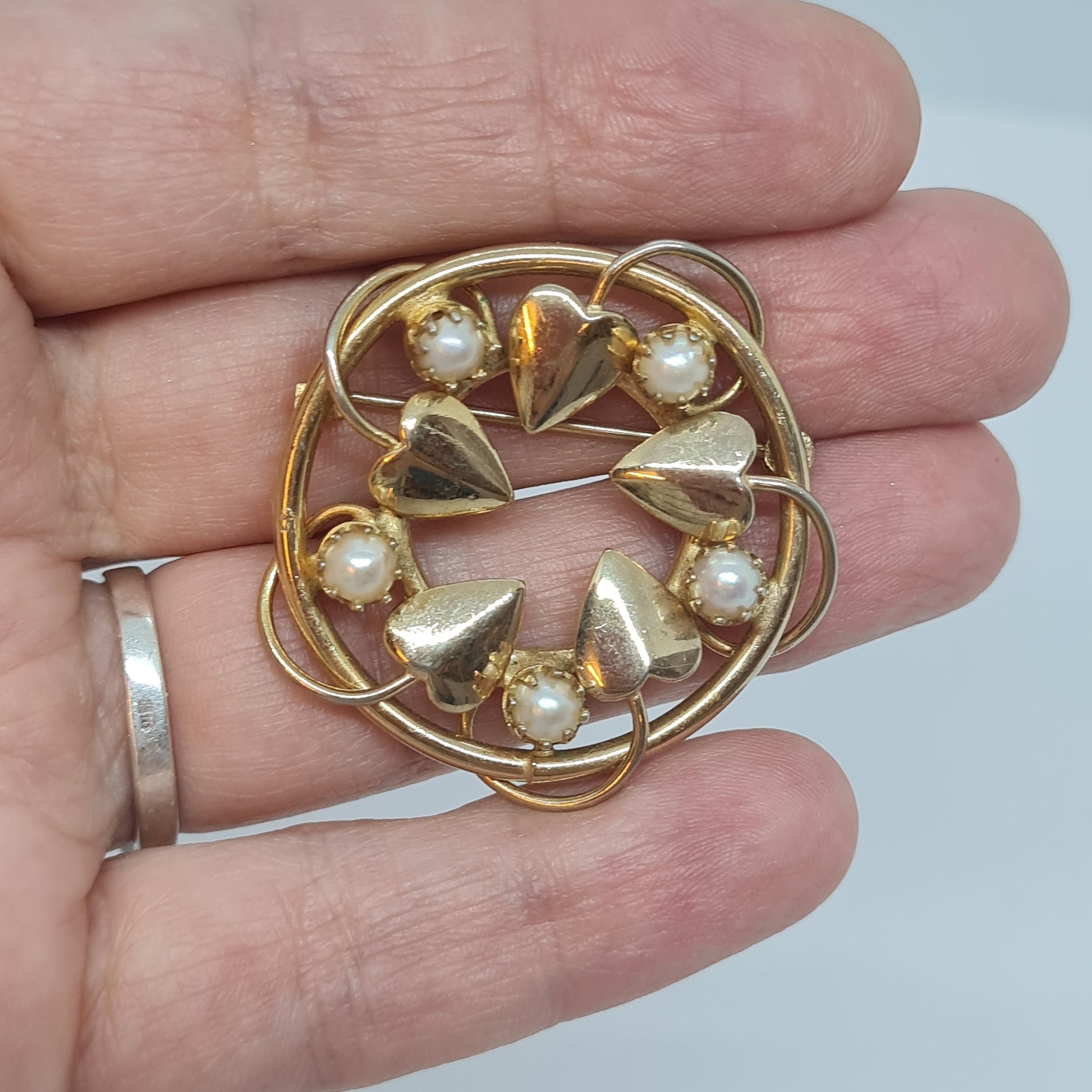 Vintage wreath pearl brooch Gold-tone metal leaves with faux pearl brooch pin