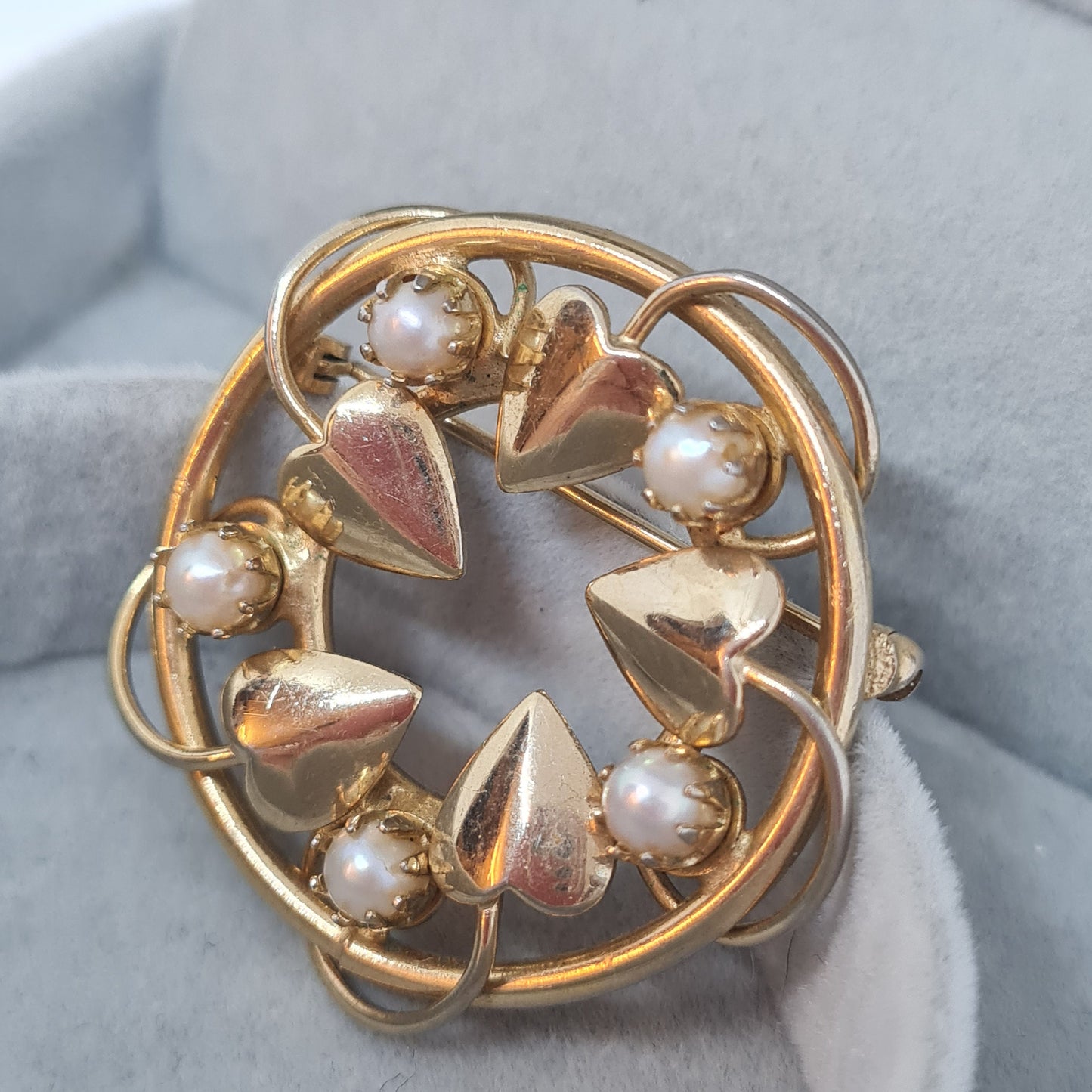 Vintage wreath pearl brooch Gold-tone metal leaves with faux pearl brooch pin