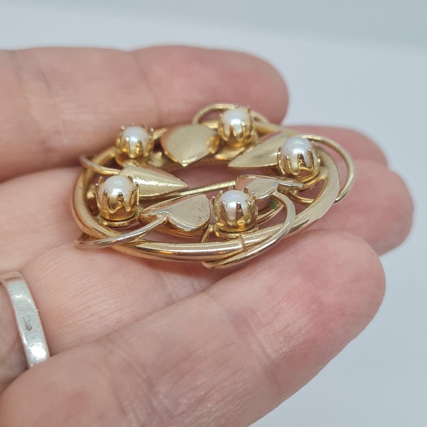 Vintage wreath pearl brooch Gold-tone metal leaves with faux pearl brooch pin
