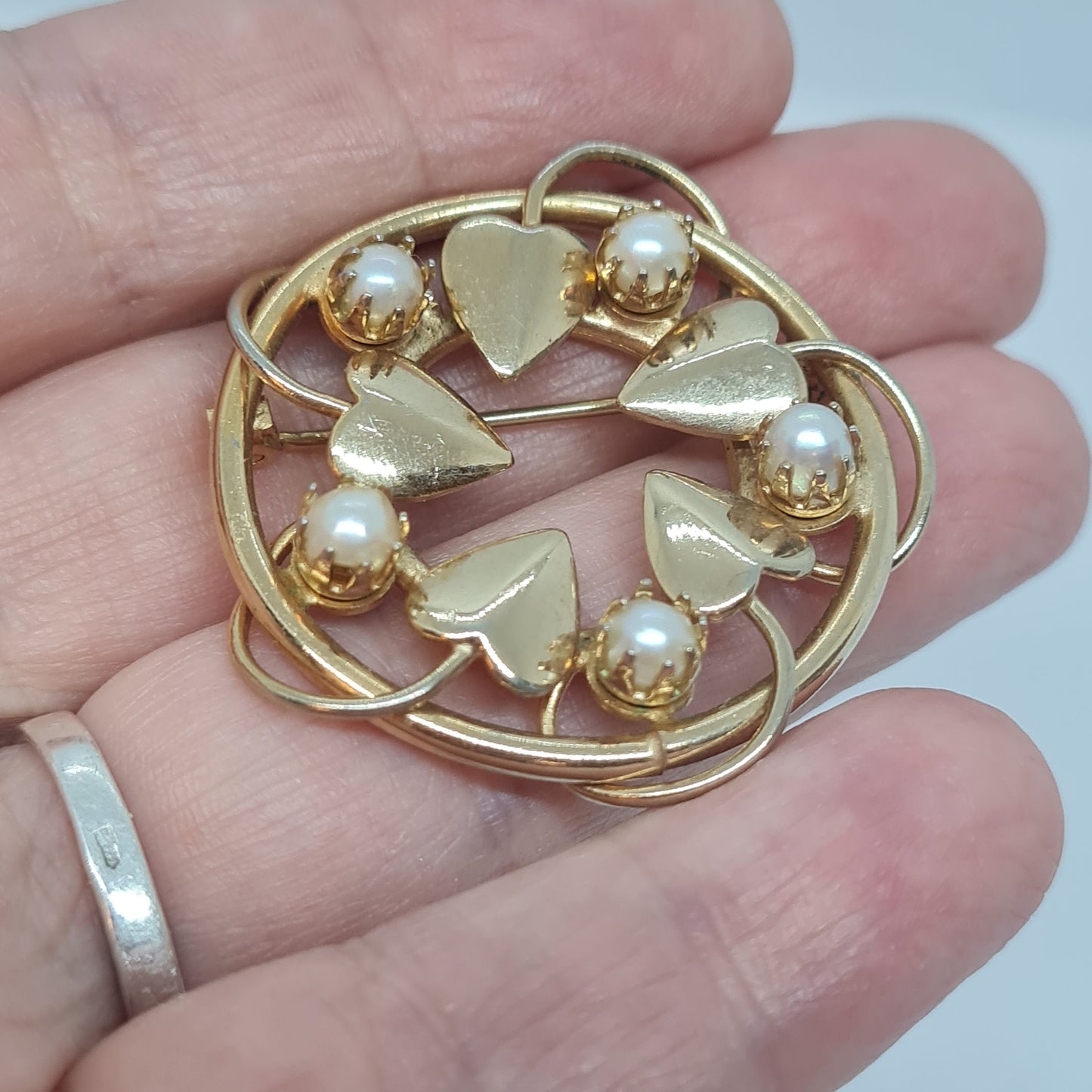 Vintage wreath pearl brooch Gold-tone metal leaves with faux pearl brooch pin