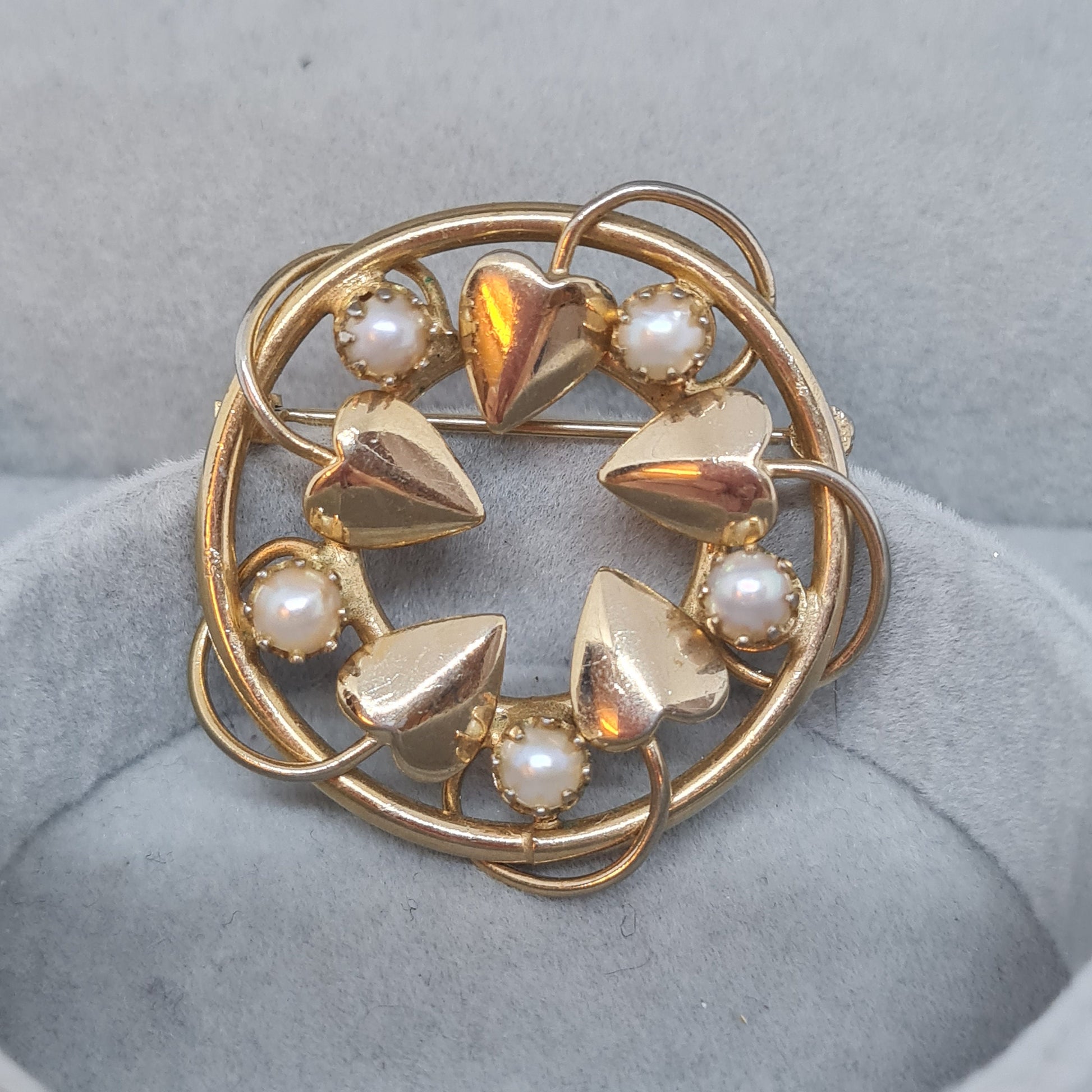 Vintage wreath pearl brooch Gold-tone metal leaves with faux pearl brooch pin